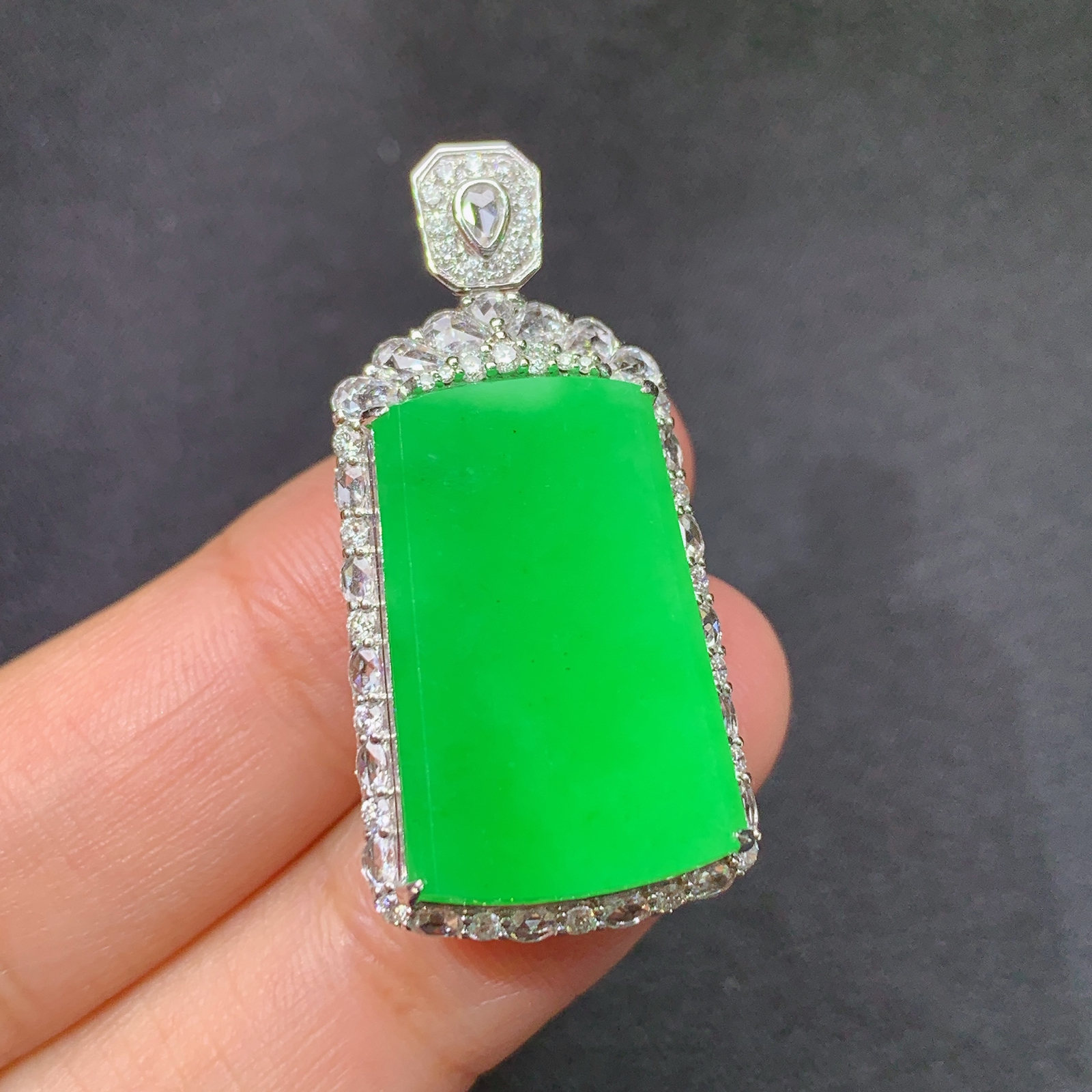 冰阳绿无事牌吊坠，18k金镶嵌，冰润色阳，种老水足，Ff 尺寸34.7*17.2*9.5