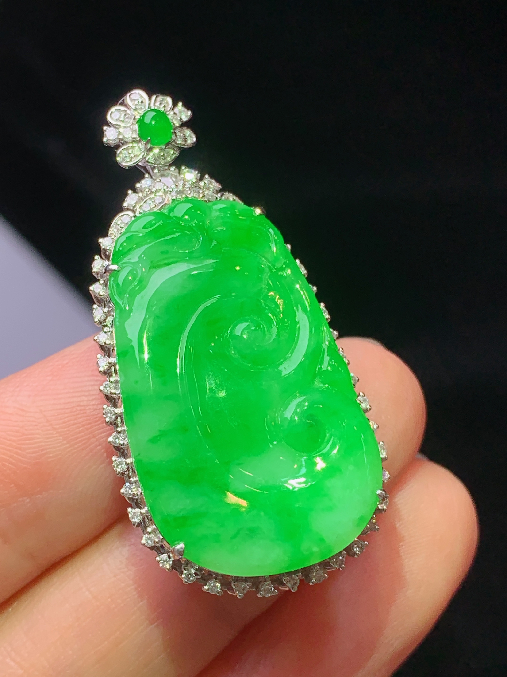 18k金钻镶嵌翠绿如意吊坠 玉质细腻 色泽艳丽清新 水润亮眼 整体尺寸40.7*20.3*7.6j3