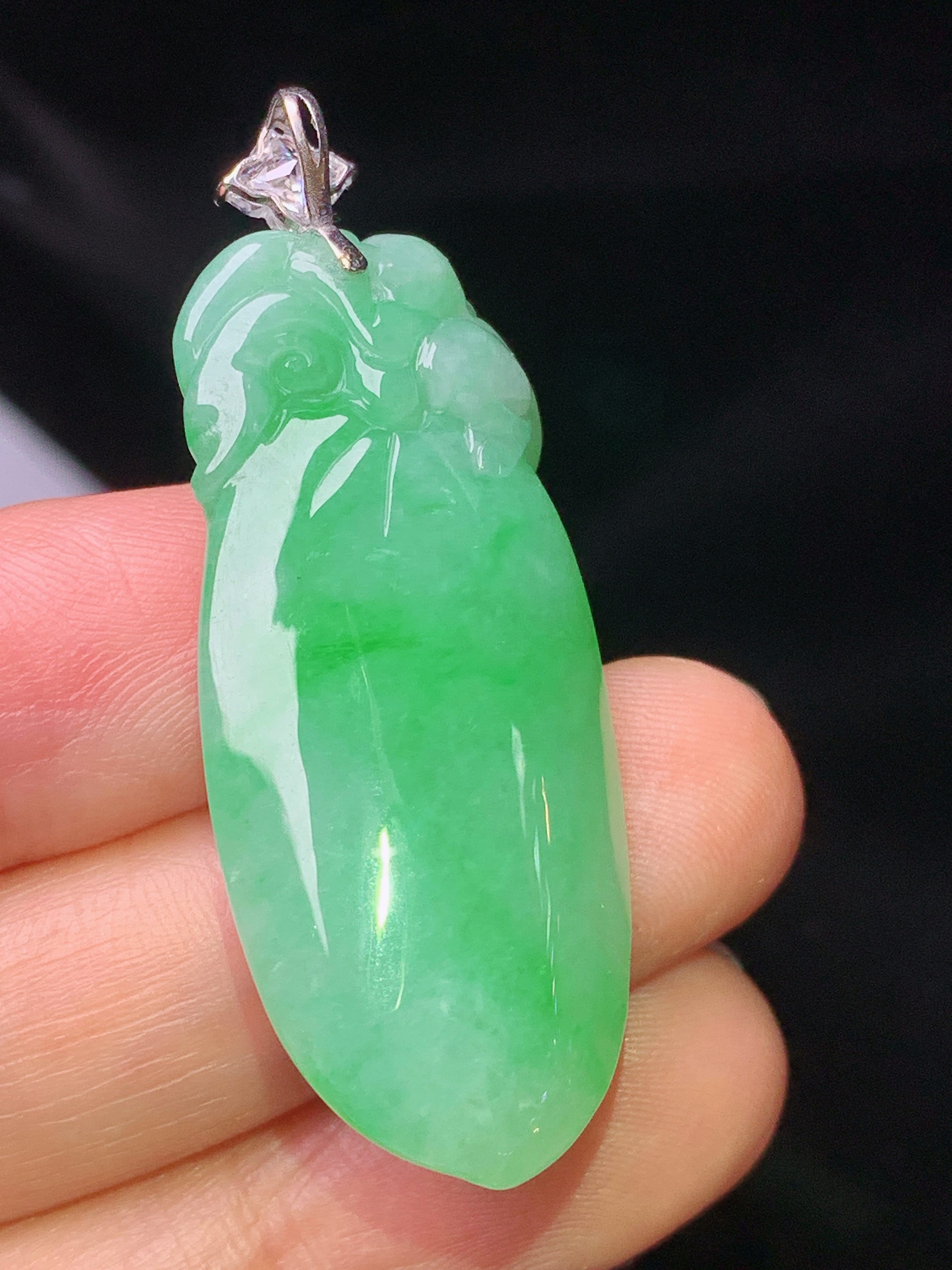 18k金钻镶嵌翠绿福瓜吊坠 玉质细腻 色泽艳丽清新 水润亮眼 整体尺寸44.2*17.2*7.7e1