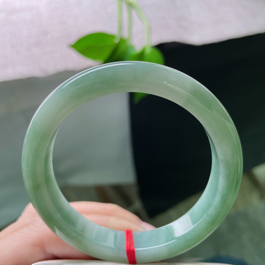 53.3/10.5/8。湖水绿正圈，条形秀气，似一潭静谧湖水，绿得干净又治愈，ss49027a