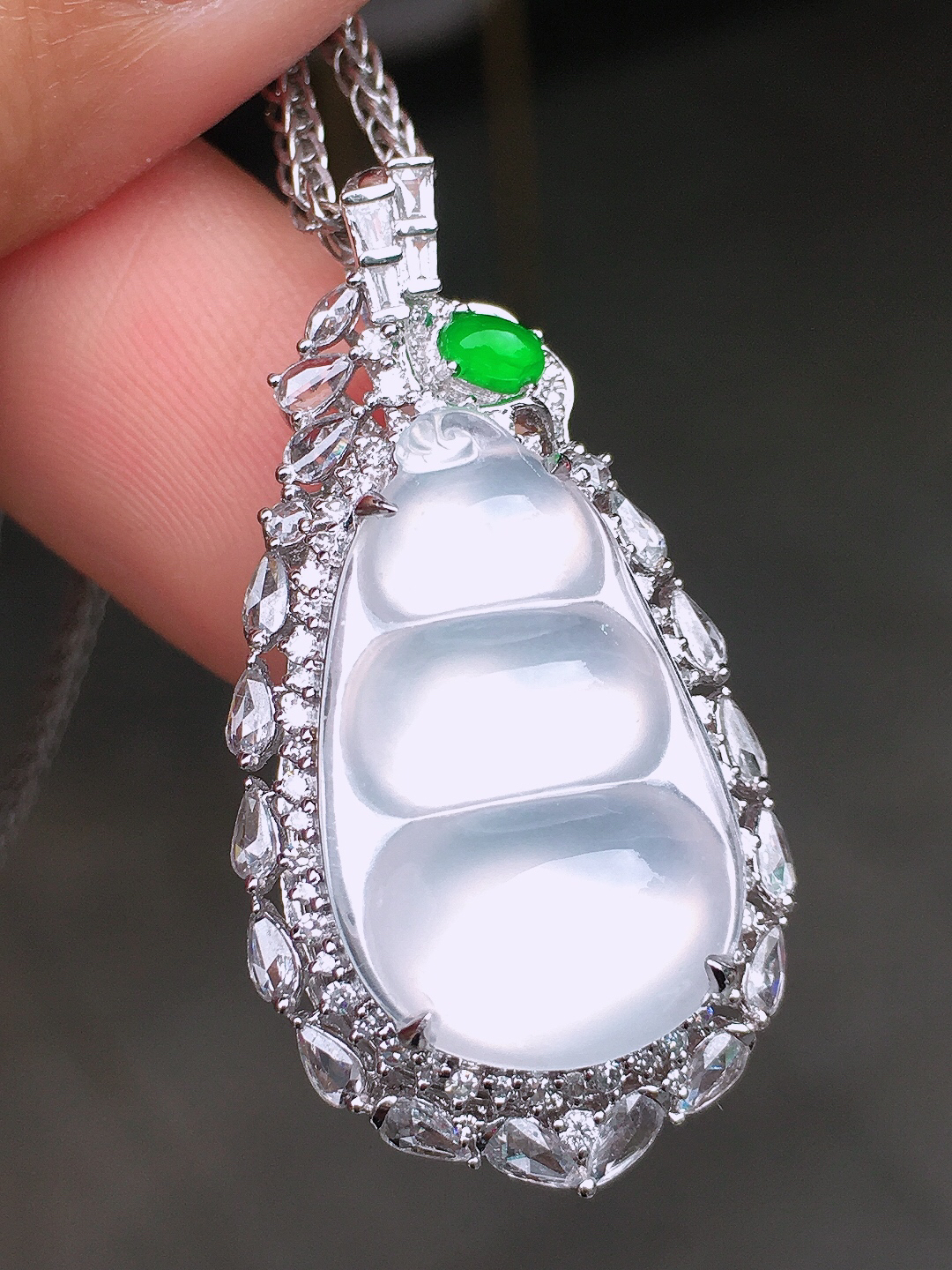 冰种福豆吊坠，玉质细腻，荧光感超
强，饱满圆润，尽显优雅气质，18k
金豪华镶嵌