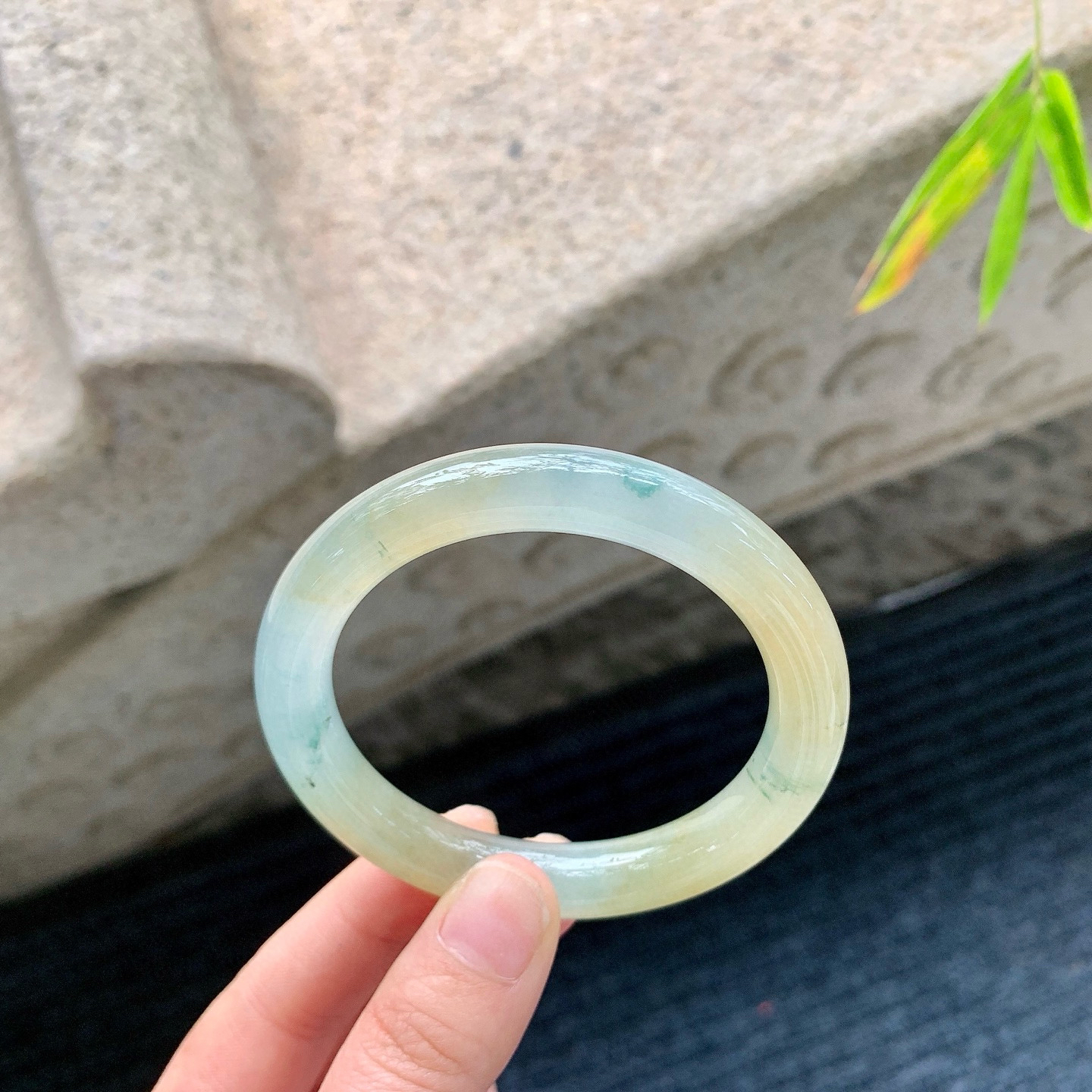 圆条52 53
【圈口】53.9/10.1/9
【描述】冰黄翡飘花，清透，水润，种老，细腻，无纹裂！