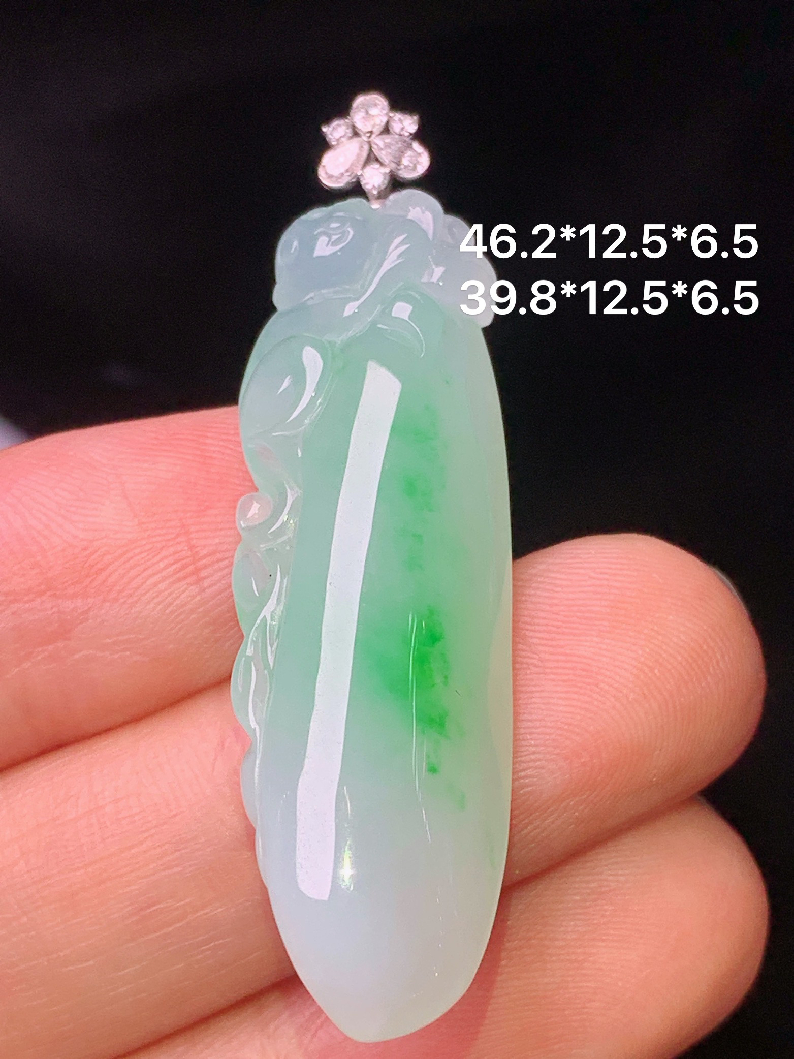 18k金钻镶嵌飘绿福瓜吊坠 玉质细腻 色泽艳丽清新 水润亮眼 整体尺寸46.2*12.5*6.5e1