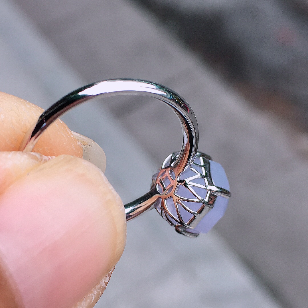 紫罗兰方块戒指，色泽均匀艳丽，玉质细腻，荧光感超
强，饱满圆润，尽显优雅气质，18k
金豪华镶嵌