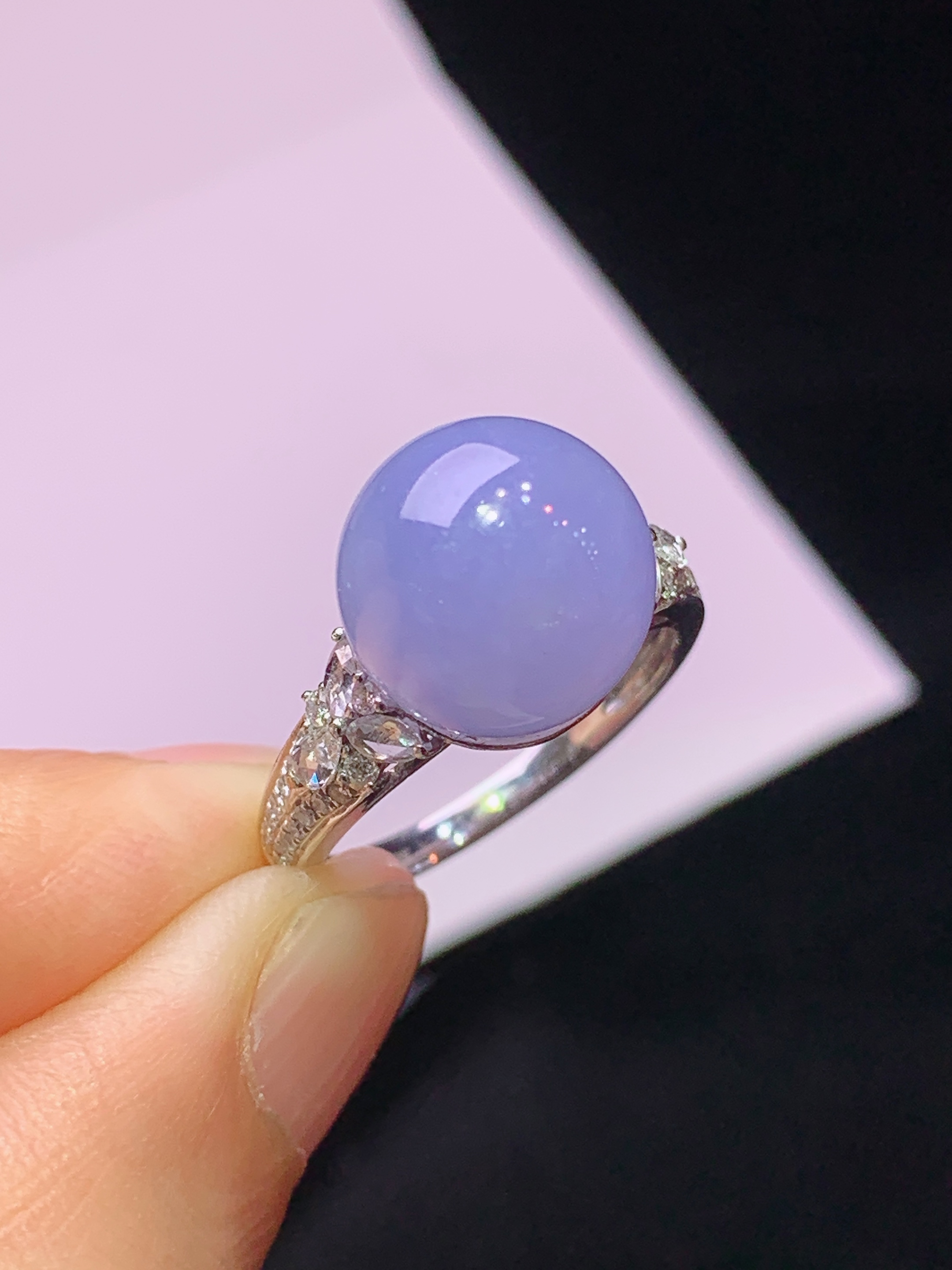 18k金钻镶嵌紫罗兰圆珠戒指 玉质细腻 色泽艳丽清新 水润亮眼 圈口14 整体尺寸11.2L2