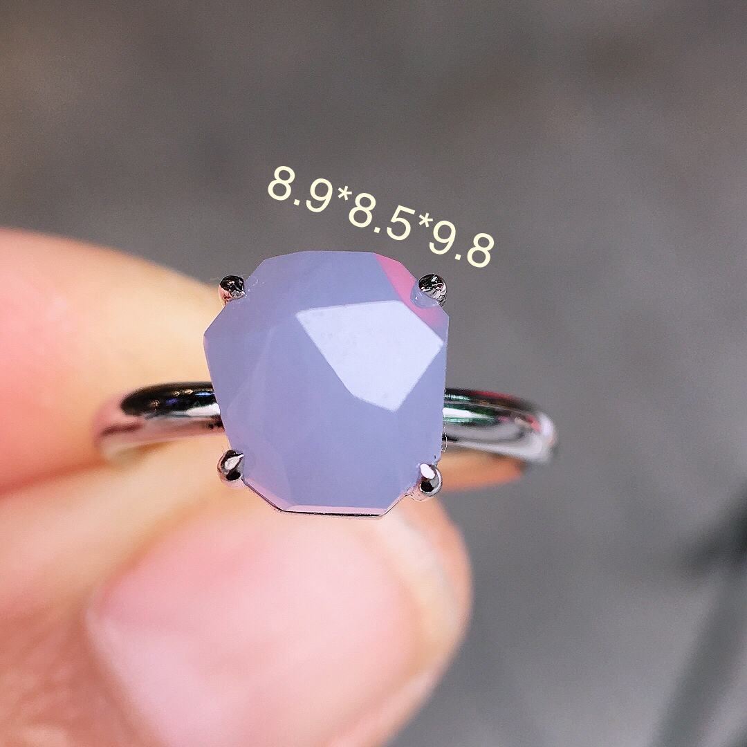 紫罗兰方块戒指，色泽均匀艳丽，玉质细腻，荧光感超
强，饱满圆润，尽显优雅气质，18k
金豪华镶嵌