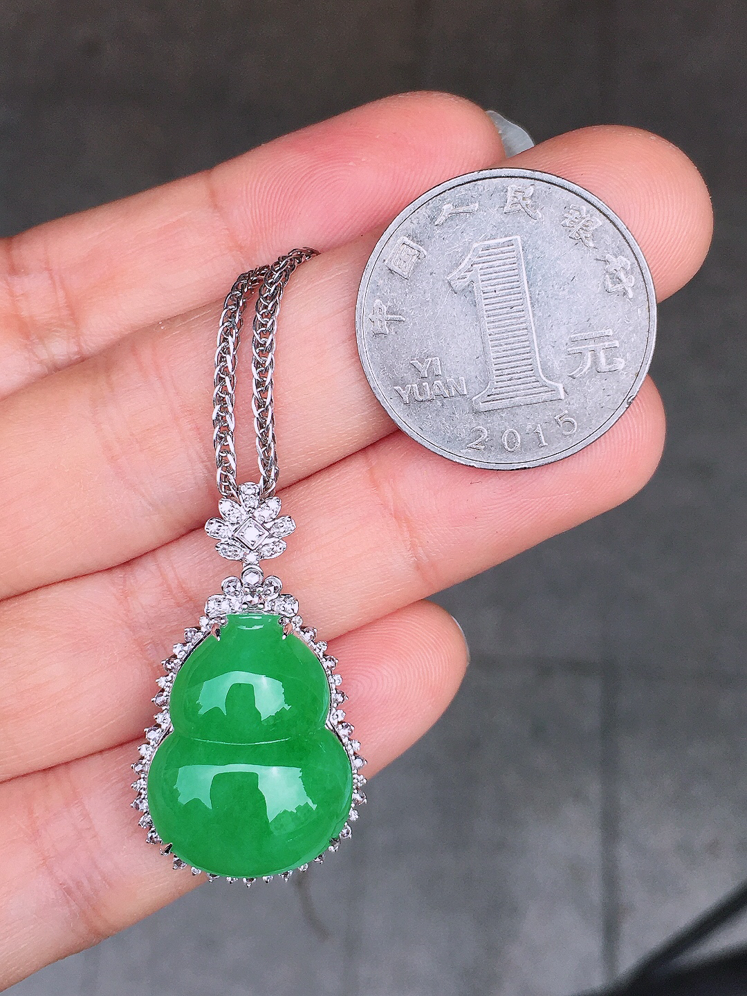 阳绿葫芦吊坠，色泽均匀艳丽，玉质细腻，荧光感超
强，饱满圆润，尽显优雅气质，18k
金豪华镶嵌