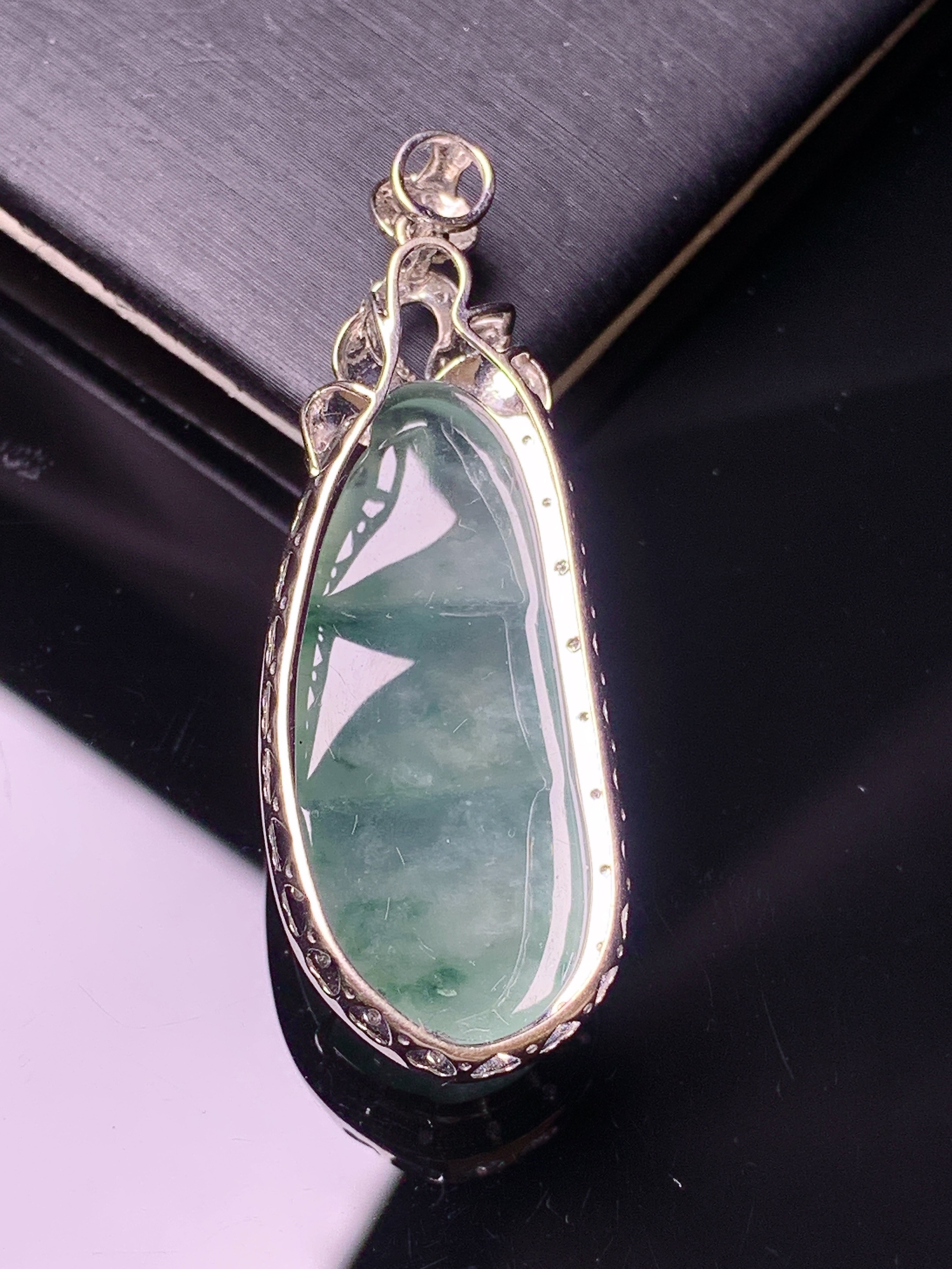 18k金钻镶嵌飘绿四季豆吊坠 玉质细腻 色泽艳丽清新 水润亮眼 整体尺寸43.6*15.5*8.2x5