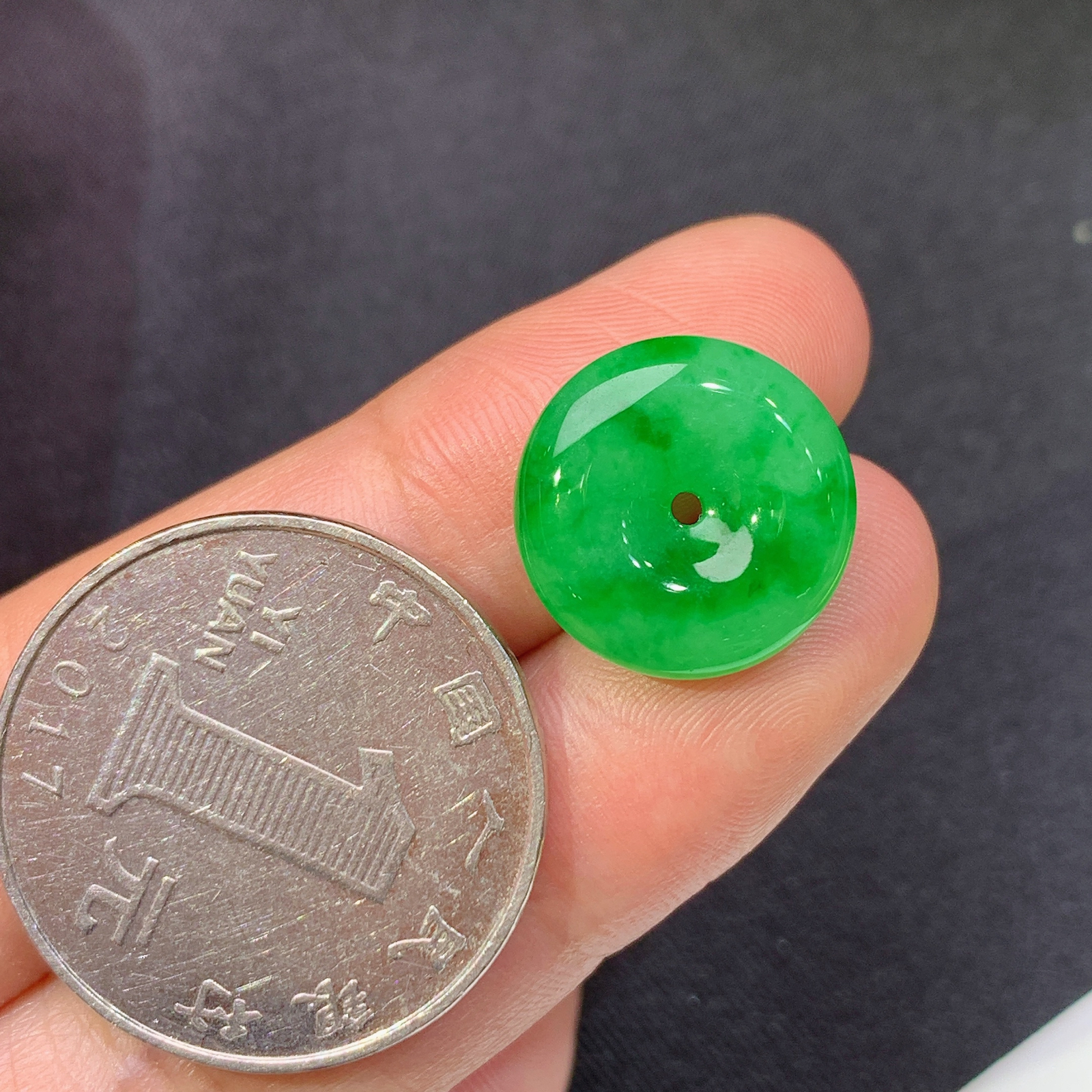 冰飘绿平安扣，冰润色阳，玉质细腻，种水足，Zha 尺寸14.7*4.6