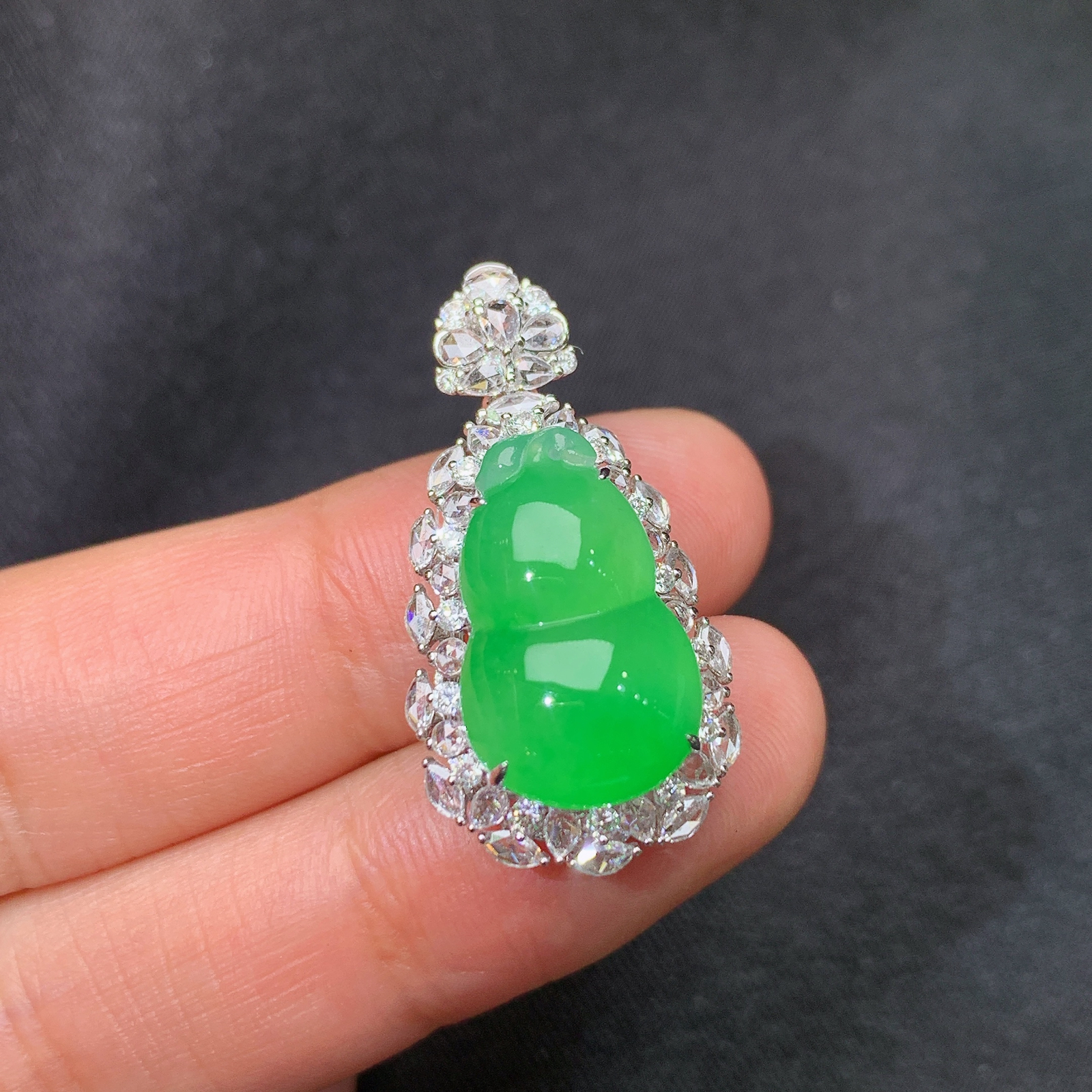 冰阳绿葫芦吊坠，18k金镶嵌，冰润色阳，玉质细腻，种水足，F2 尺寸29.1*15*11.3