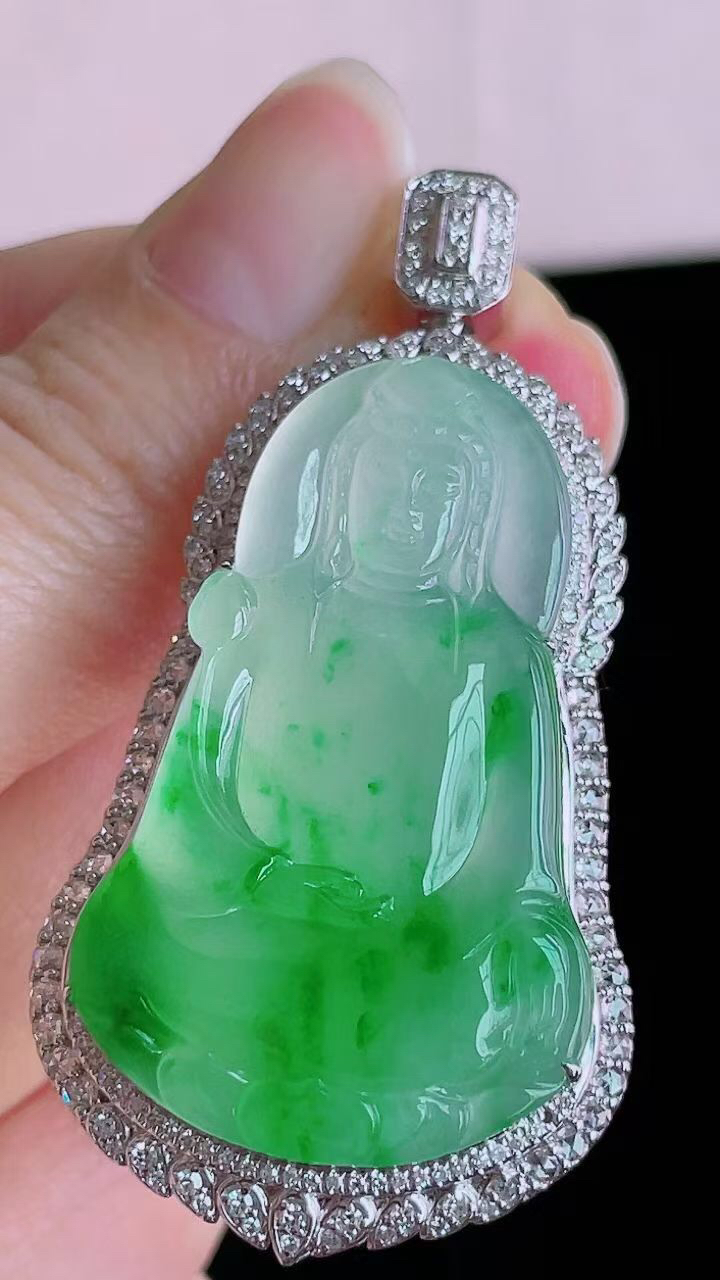 【翡翠名称】18K金豪华镶钻高冰阳绿观音吊坠
【翡翠尺寸】含金52.2/26.4/12.5mm
【翡
