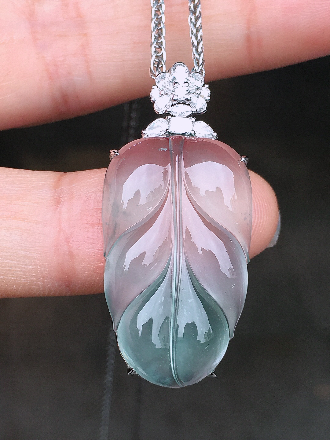 玻璃种玉叶吊坠，玉质细腻，荧光感超
强，饱满圆润，尽显优雅气质，18k
金豪华镶嵌