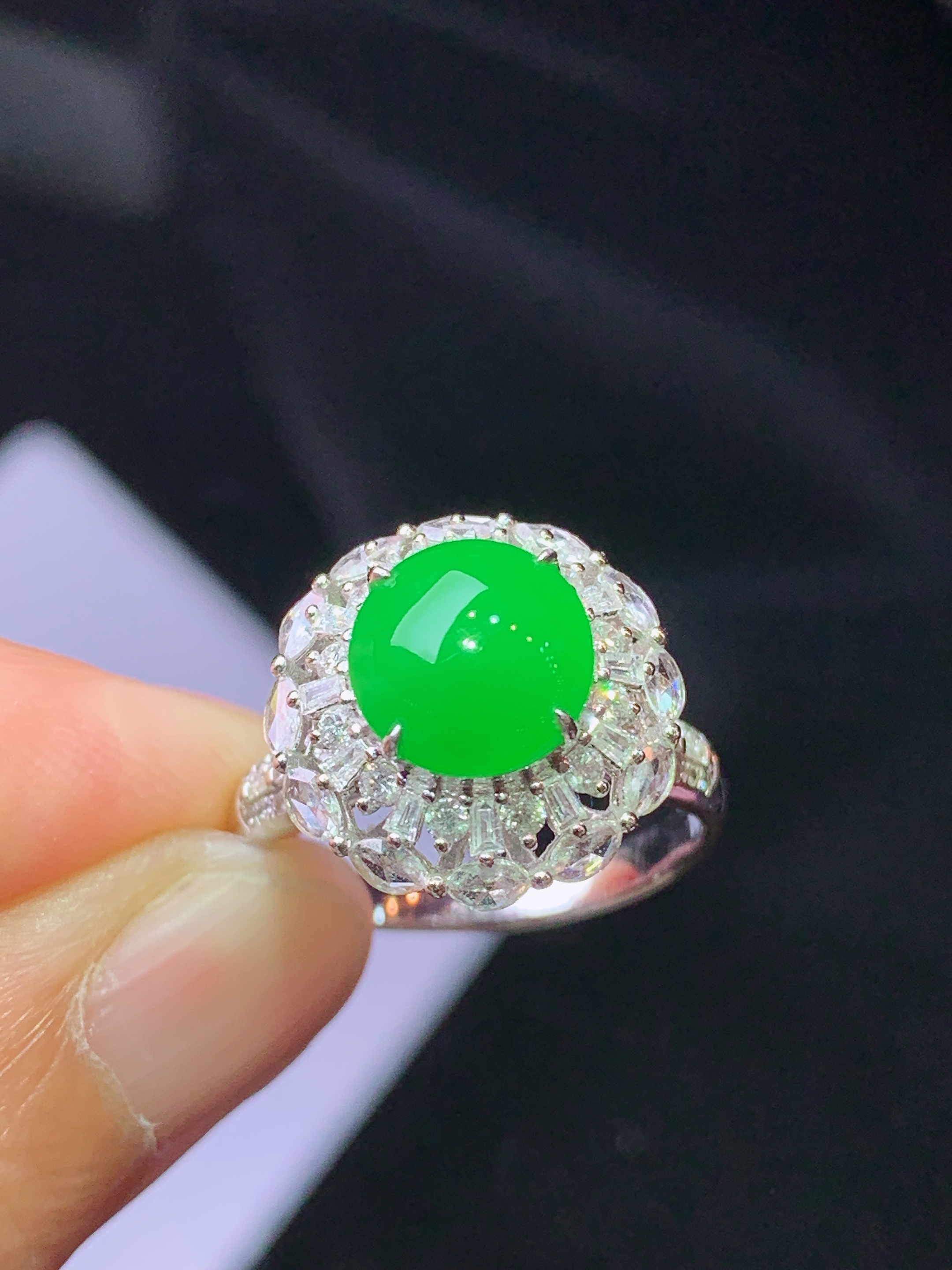 18k金钻镶嵌满绿蛋面戒指 玉质细腻 色泽艳丽清新 水润亮眼 圈口13.5 整体尺寸14.5*11.2t1