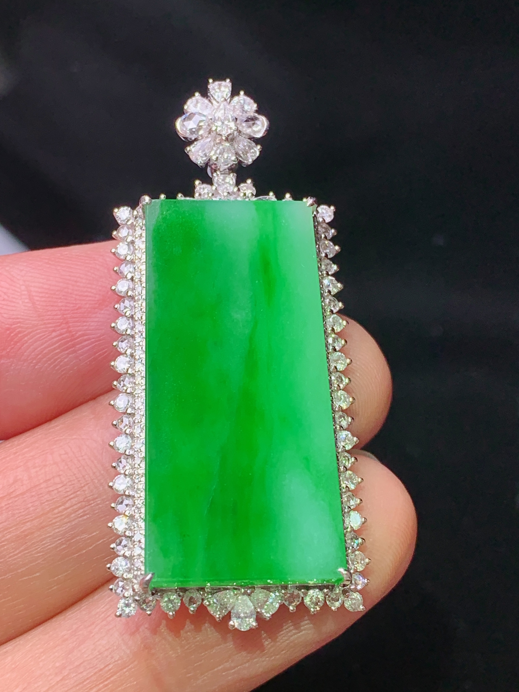 18k金钻镶嵌翠绿无事牌吊坠 玉质细腻 色泽艳丽清新 水润亮眼 整体尺寸44.5*19.6*7.2z1