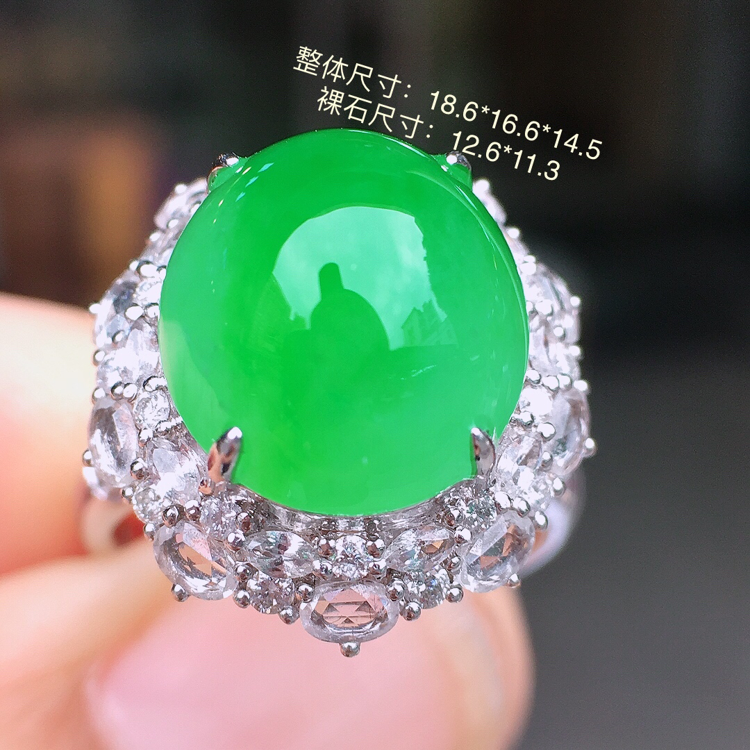 阳绿蛋面戒指，色泽均匀艳丽，玉质细腻，荧光感超
强，饱满圆润，尽显优雅气质，18k
金豪华镶嵌