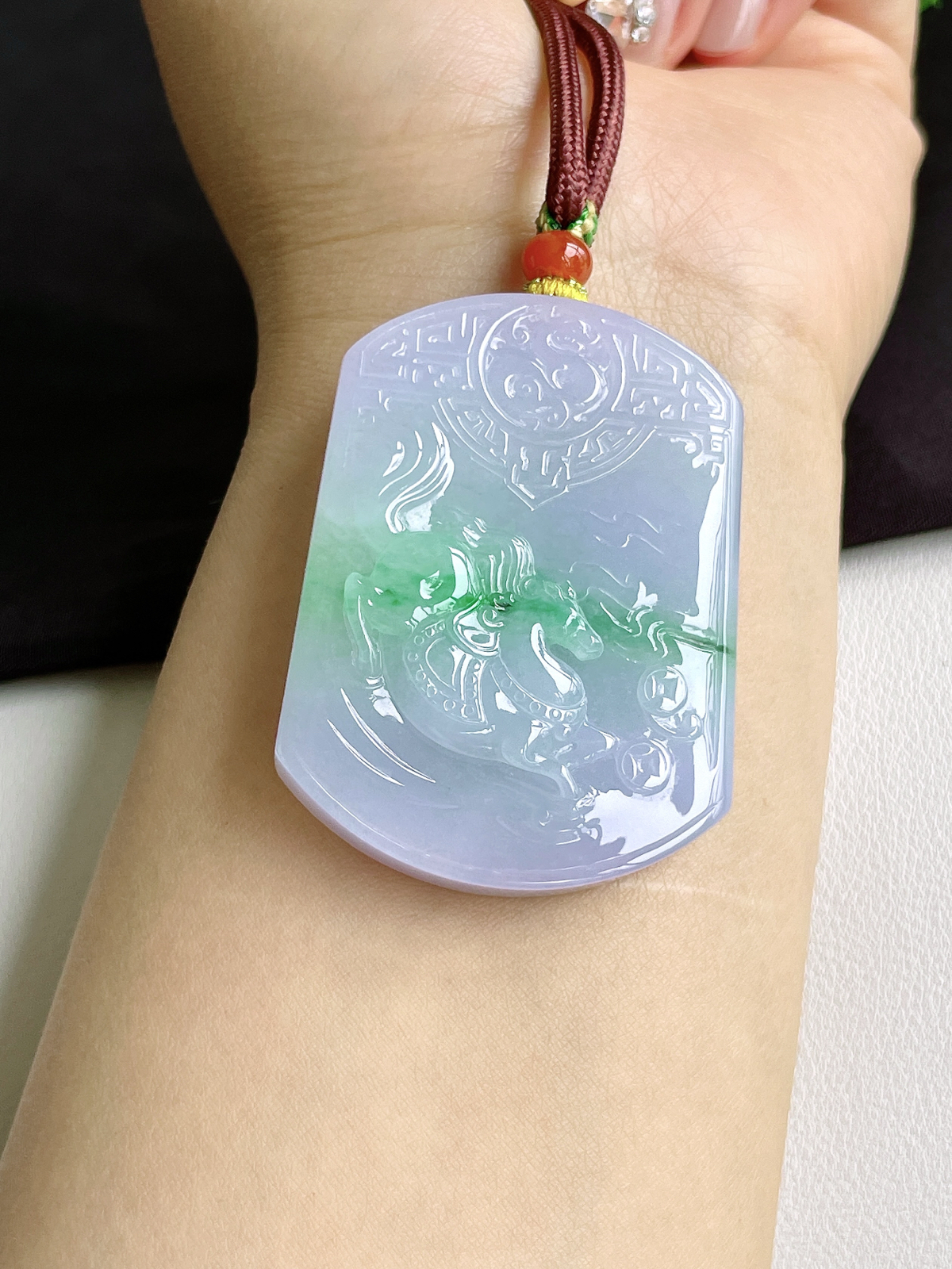 【裸石】冰春彩生肖马牌飘绿花仿古牌吊坠
【说明】缅料 性价比高 飘花
【尺寸】53.3-40-11.5