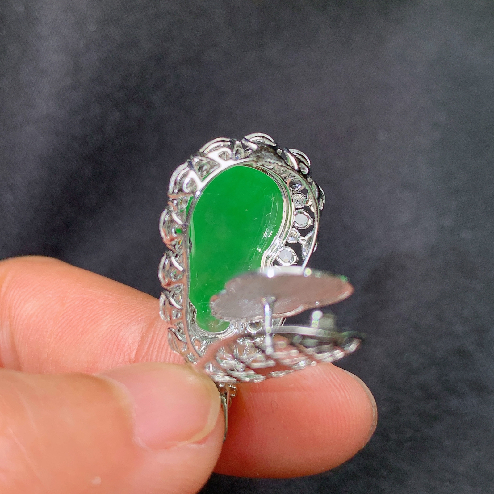 冰阳绿葫芦吊坠，18k金镶嵌，冰润色阳，玉质细腻，种水足，F2 尺寸29.1*15*11.3