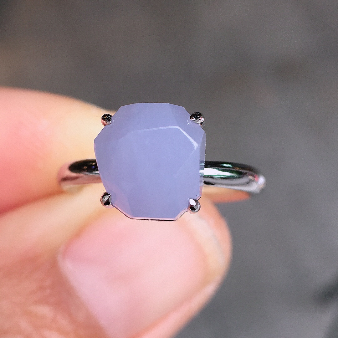 紫罗兰方块戒指，色泽均匀艳丽，玉质细腻，荧光感超
强，饱满圆润，尽显优雅气质，18k
金豪华镶嵌