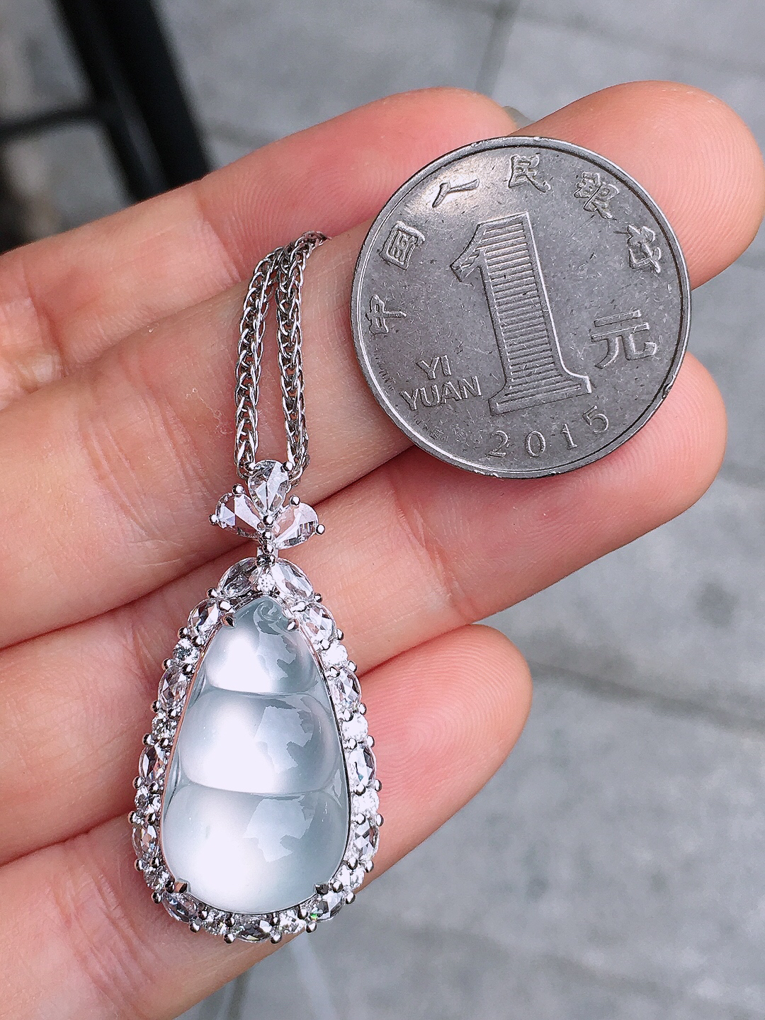 冰种福豆吊坠，玉质细腻，荧光感超
强，饱满圆润，尽显优雅气质，18k
金豪华镶嵌