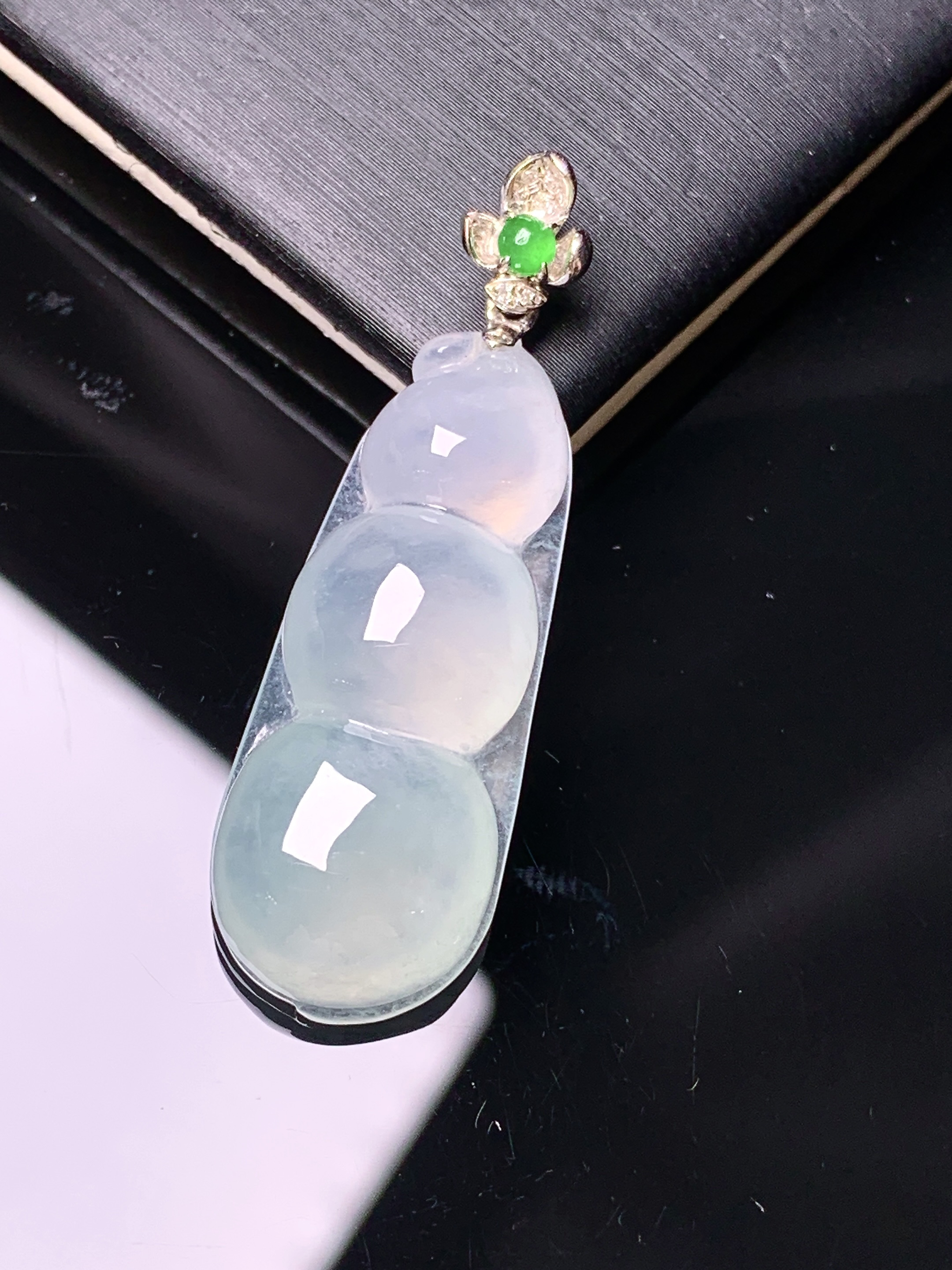 18k金镶嵌吊坠 玉质细腻 色泽艳丽清新 水润亮眼 整体尺寸38.2*12*6.2yz