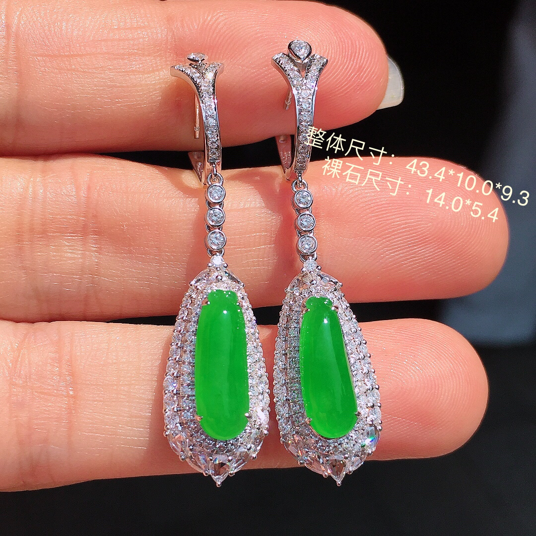 阳绿福瓜耳坠，色泽均匀艳丽，玉质细腻，荧光感超
强，饱满圆润，尽显优雅气质，18k
金豪华镶嵌