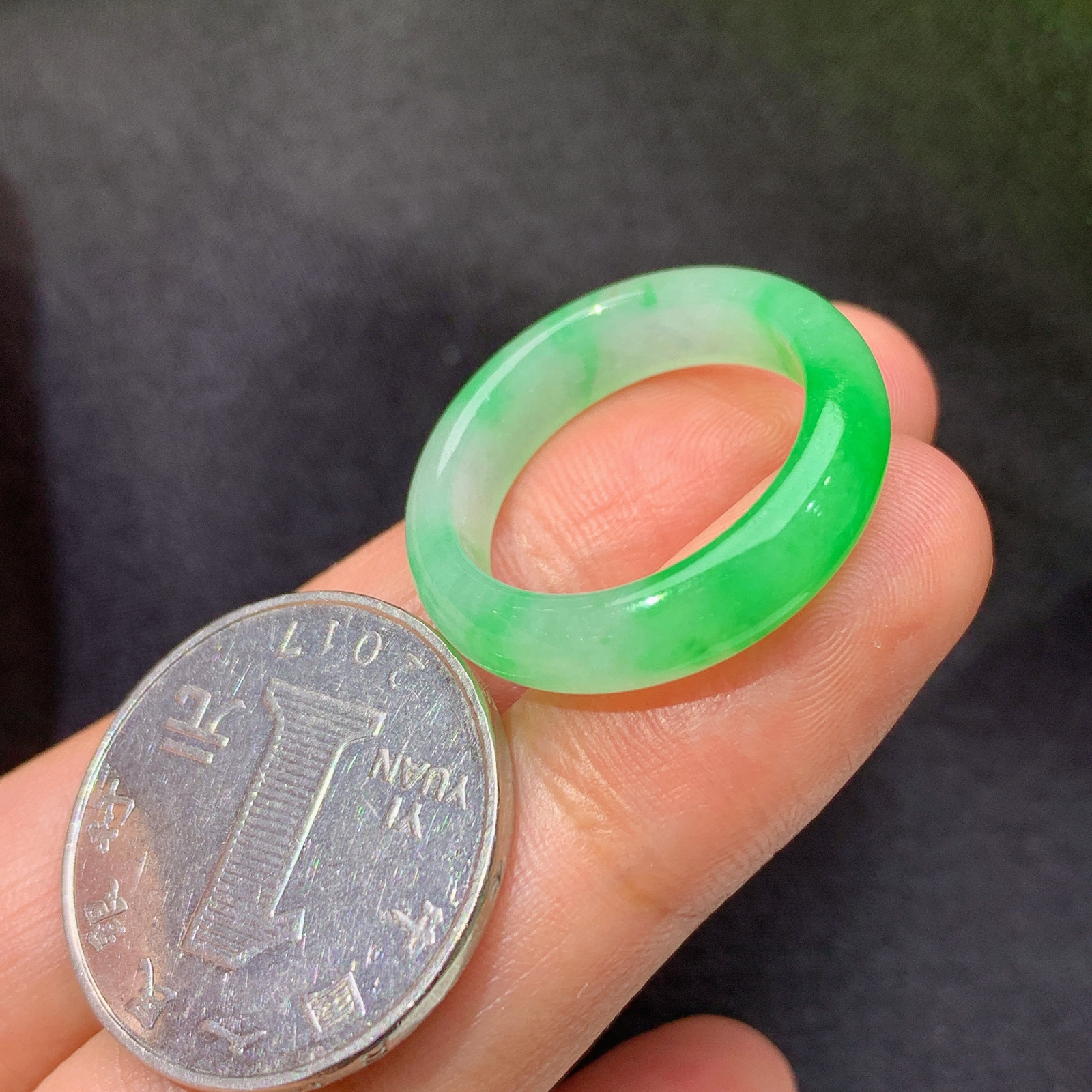 冰飘绿戒圈，指环，冰润色阳，玉质细腻，种水足，Ax 圈口18 尺寸5.7*3.2