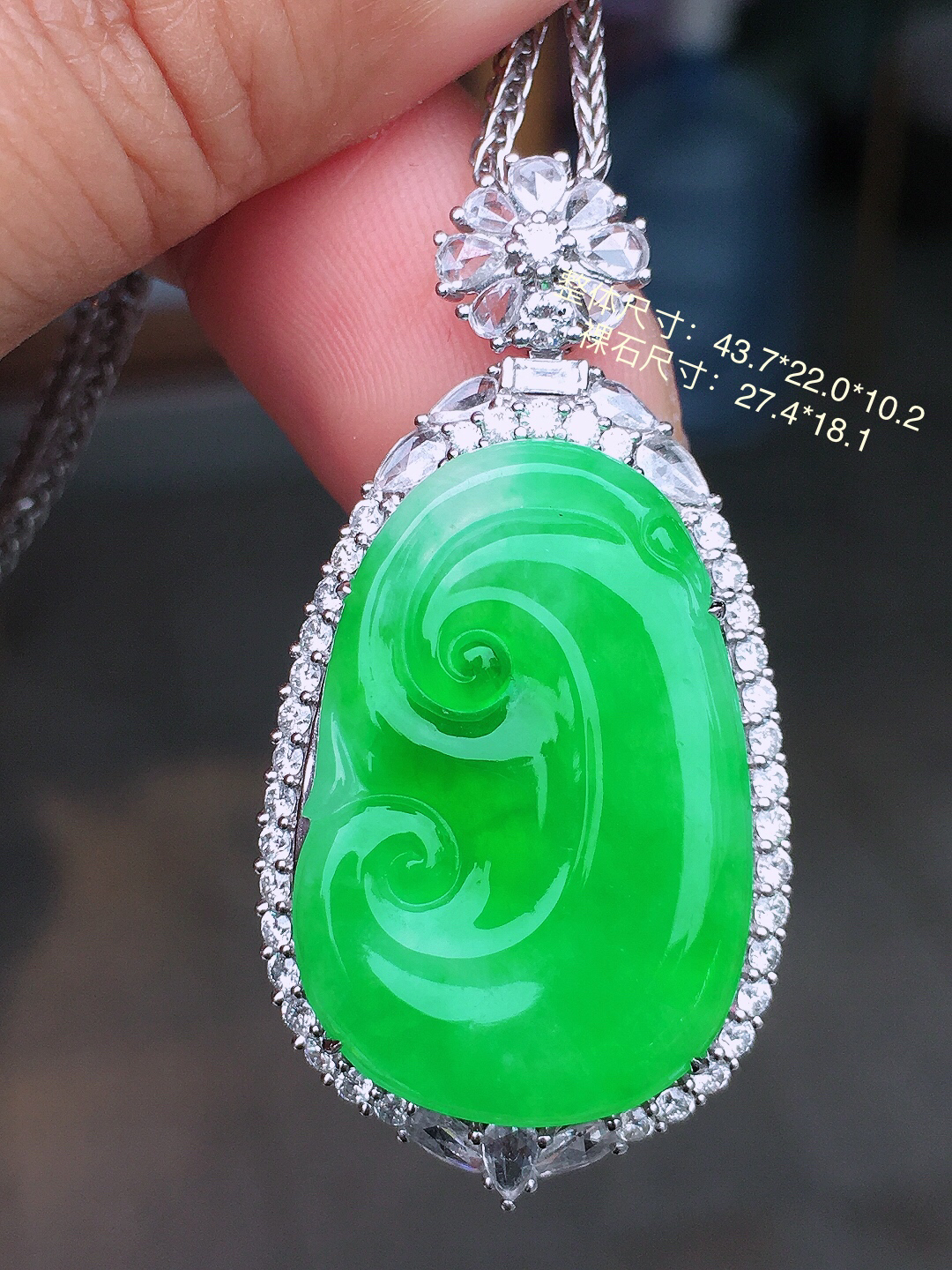 阳绿如意吊坠，色泽均匀艳丽，玉质细腻，荧光感超
强，饱满圆润，尽显优雅气质，18k
金豪华镶嵌