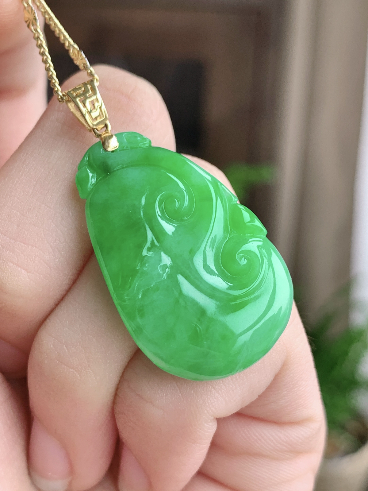 【镶嵌】冰阳绿如意吊坠  
【说明】缅料 18k金镶嵌 性价比高  
【整体】39.5
【裸石】3