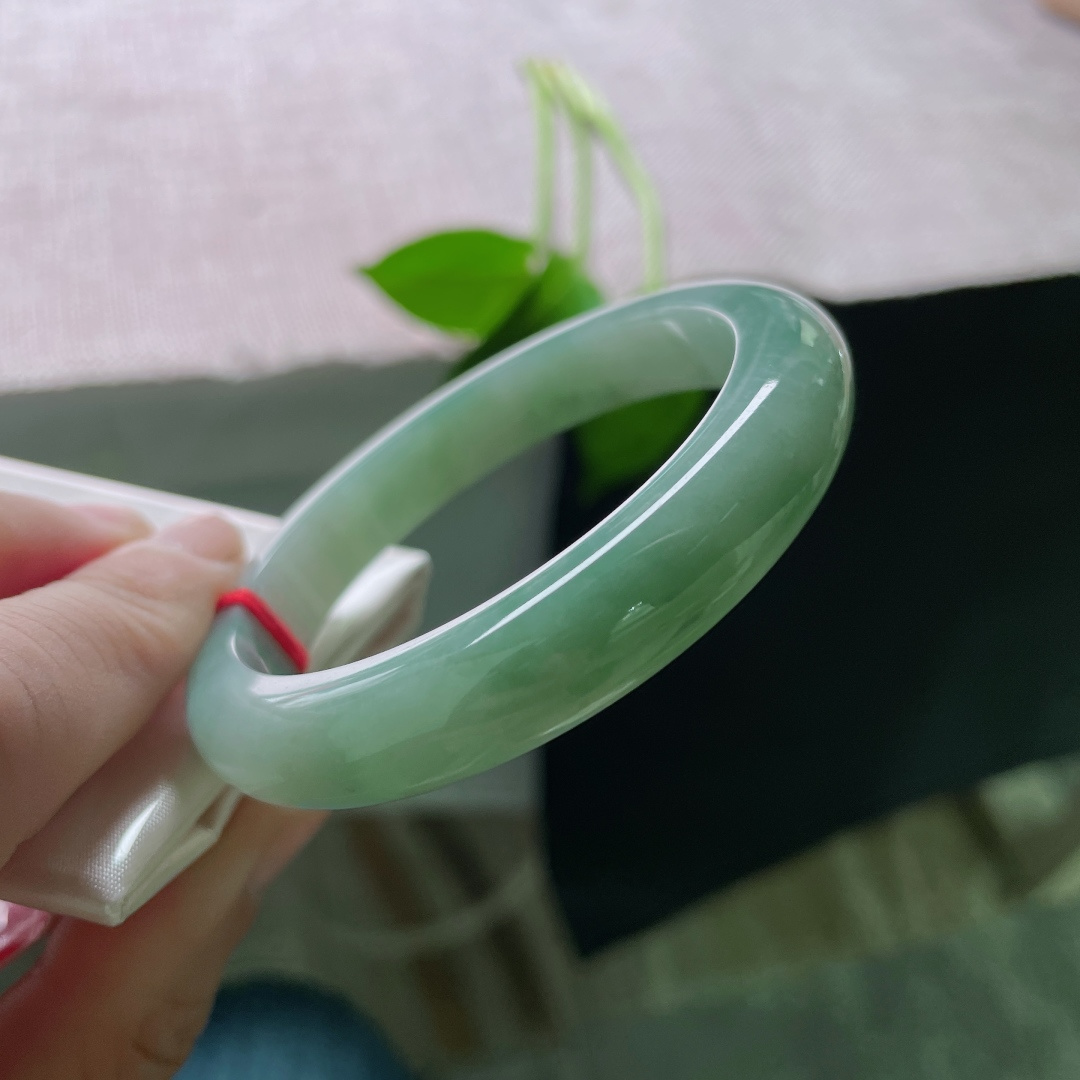 53.3/10.5/8。湖水绿正圈，条形秀气，似一潭静谧湖水，绿得干净又治愈，ss49027a