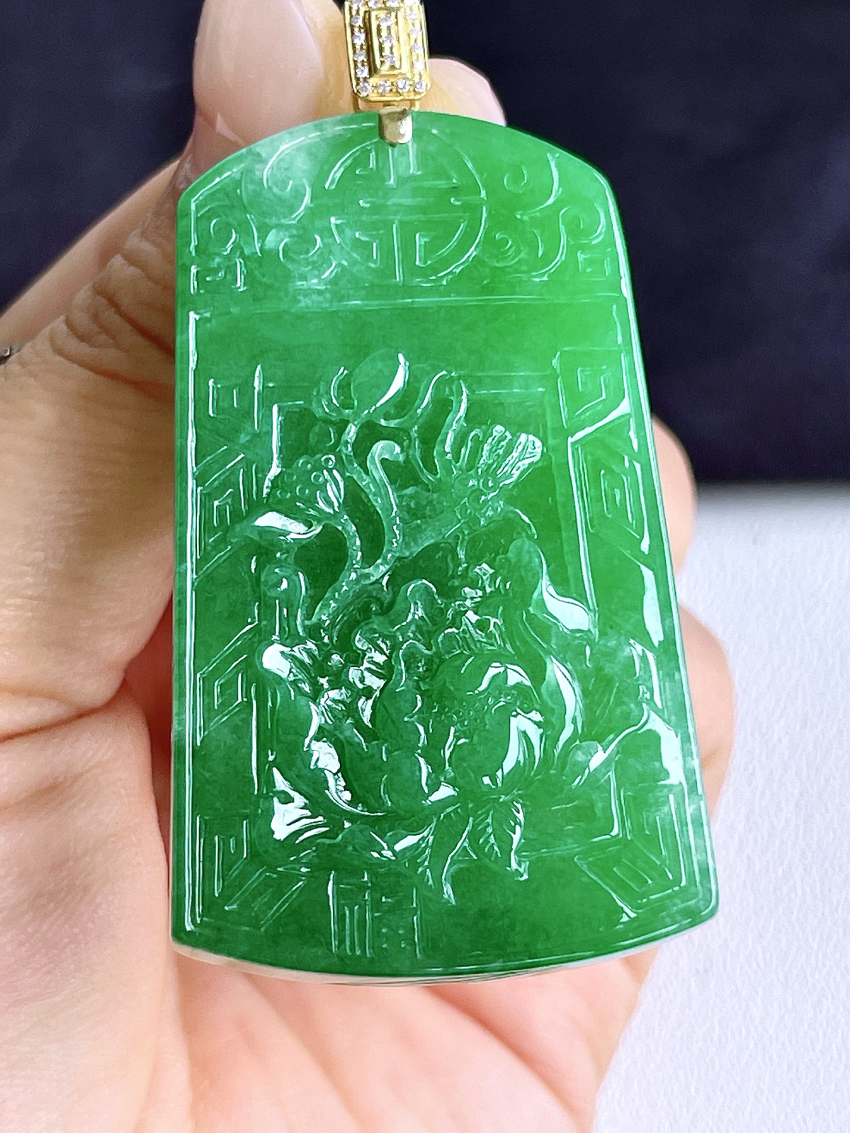 【镶嵌】冰阳绿荷花牌吊坠  
【说明】缅料 18k金镶嵌 性价比高  
【整体】63.7
【裸石】