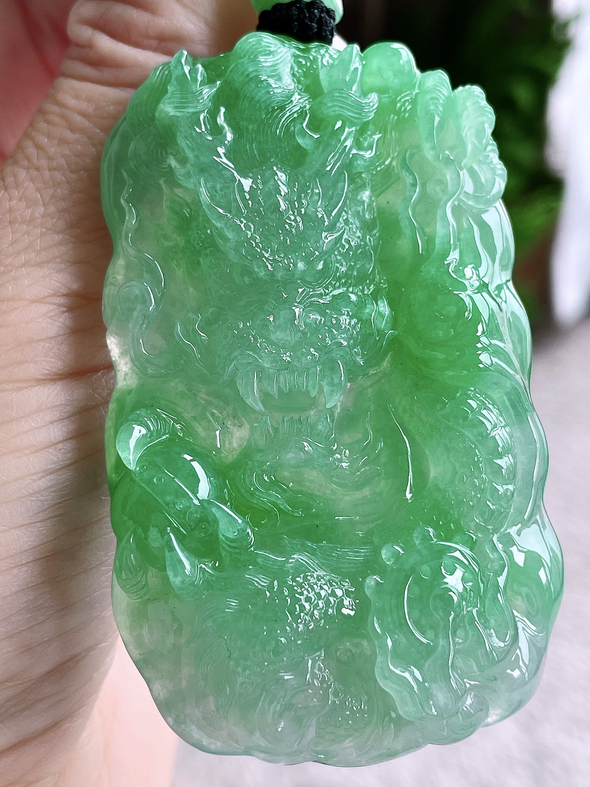 【裸石】冰阳绿龙牌大龙牌吊坠
【说明】缅料 性价比高  
【尺寸】71-43-11.8