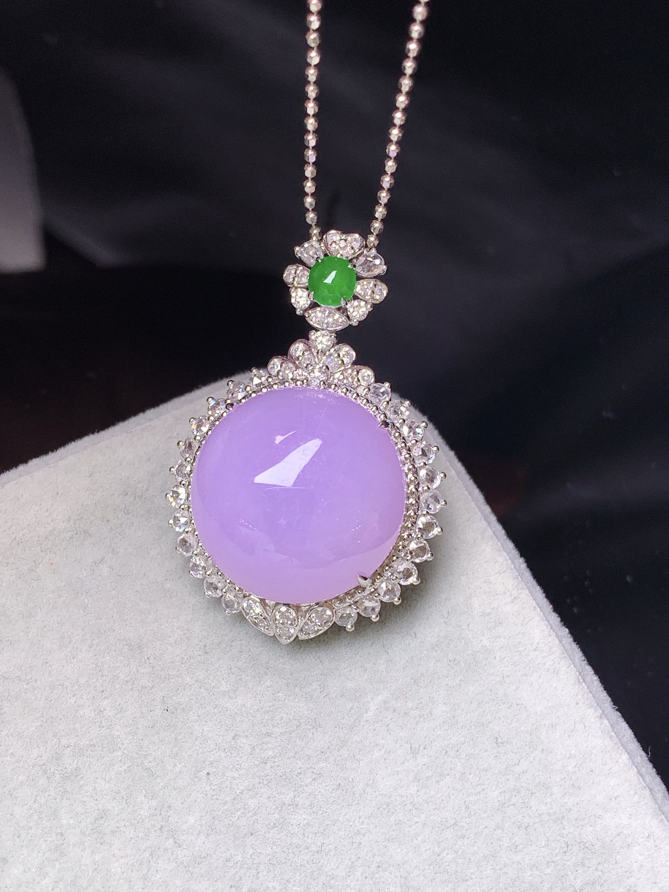 18k金钻镶嵌紫罗兰蛋面吊坠 玉质细腻 色泽艳丽清新 水润亮眼 整体尺寸29.3*19.8*13