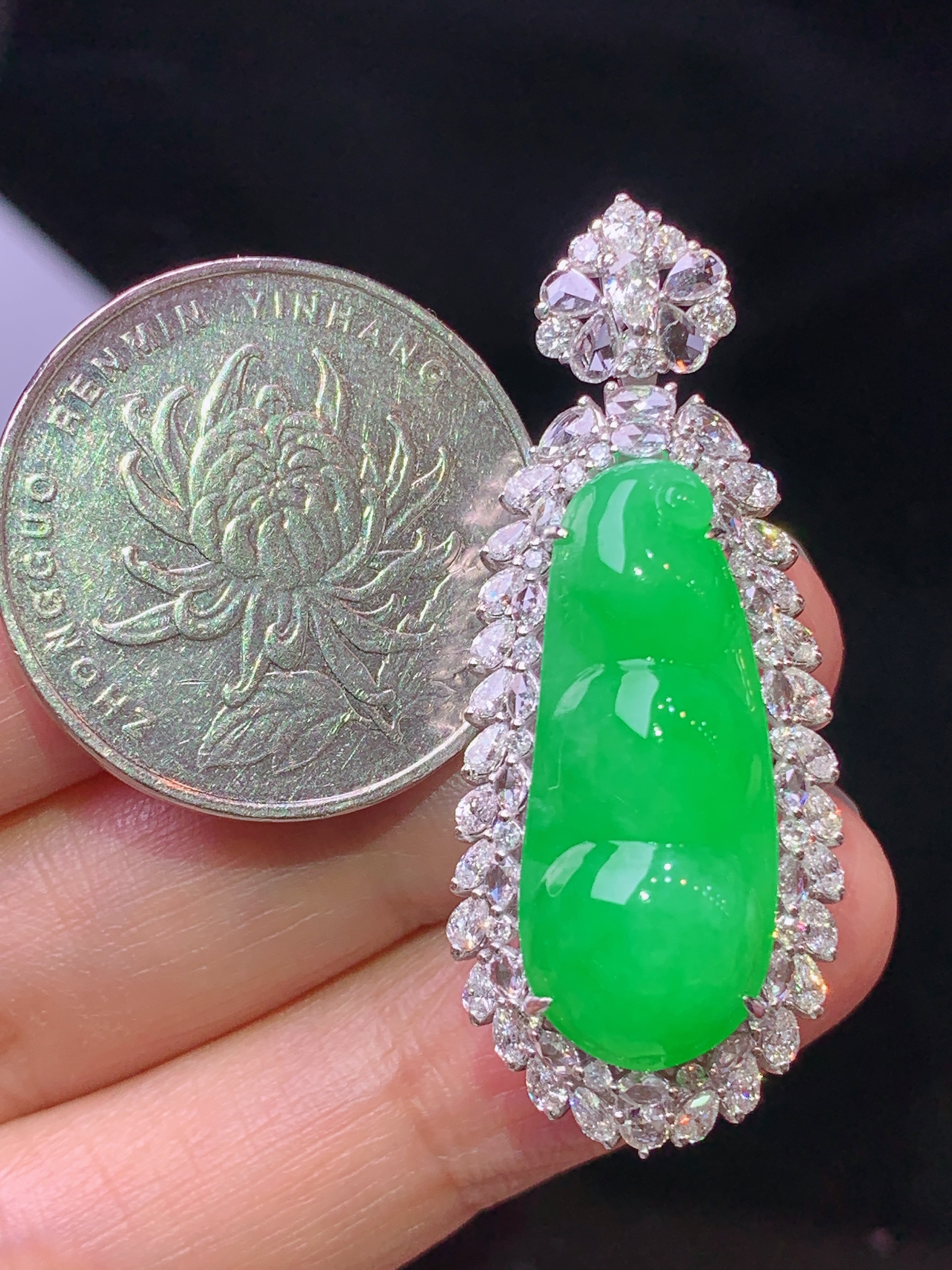 18k金钻镶嵌翠绿四季豆吊坠 玉质细腻 色泽艳丽清新 水润亮眼 整体尺寸40.8*16.6*12.8m3