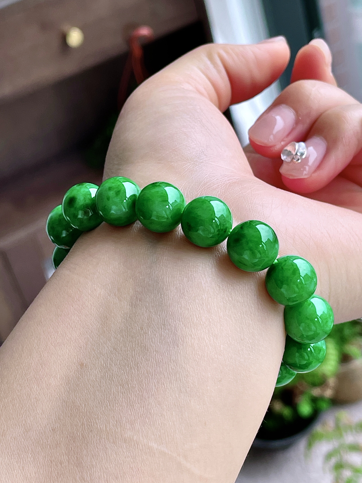 【珠子】冰阳绿手串圆珠珠子手串
【说明】缅料 性价比高  
【尺寸】12mm