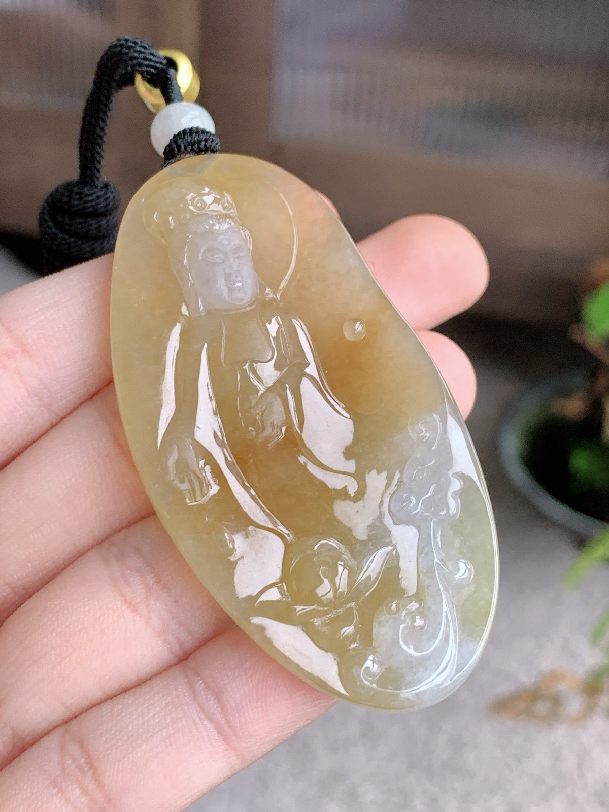 【裸石】冰黄翡站观音牌吊坠
【说明】缅料 性价比高  
【尺寸】64.2-32.7-8.2