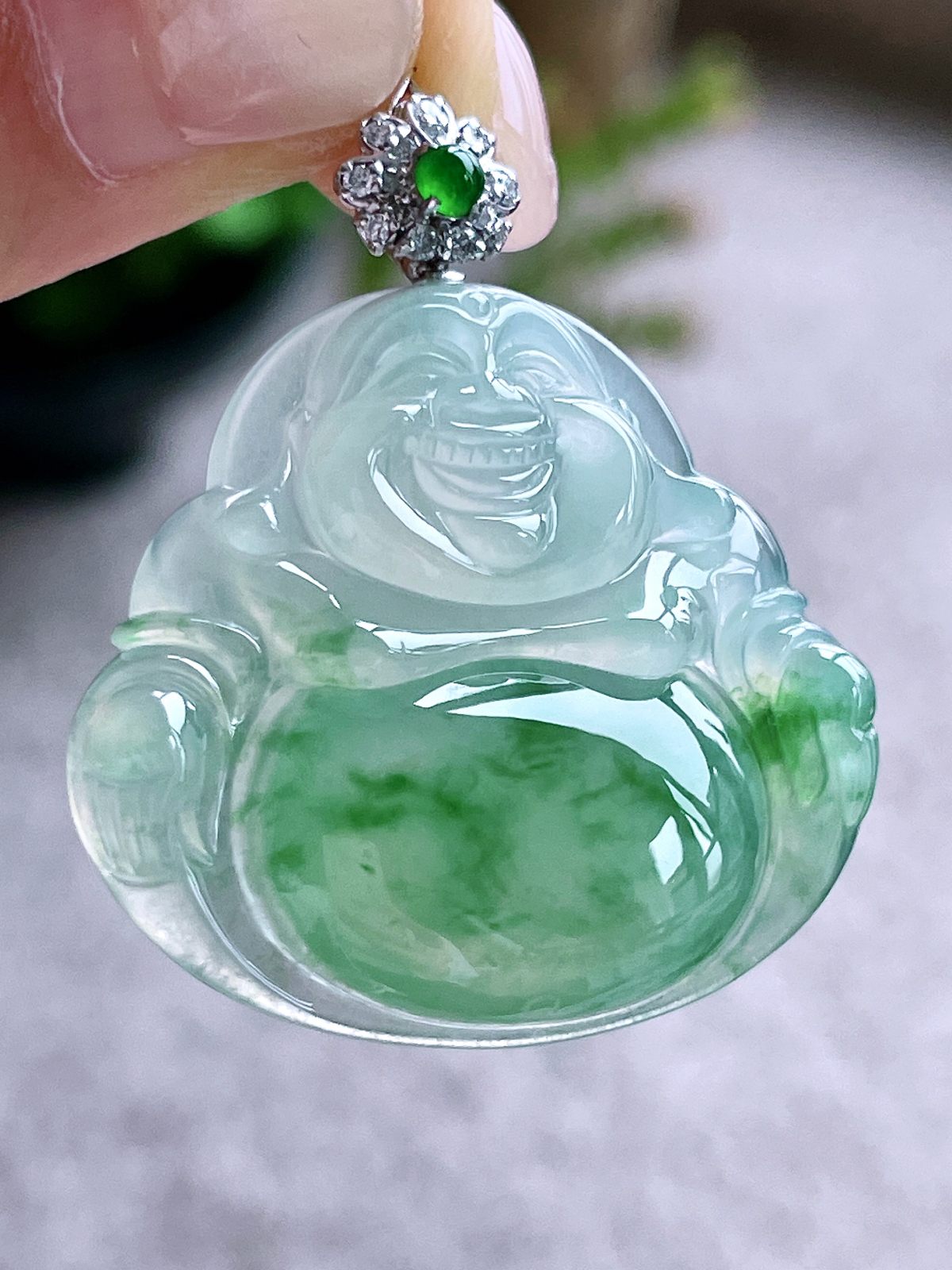 【镶嵌】高冰飘花佛公吊坠  
【说明】缅料 18k金镶嵌 性价比高  
【整体】38.7
【裸石】31-34-5.9