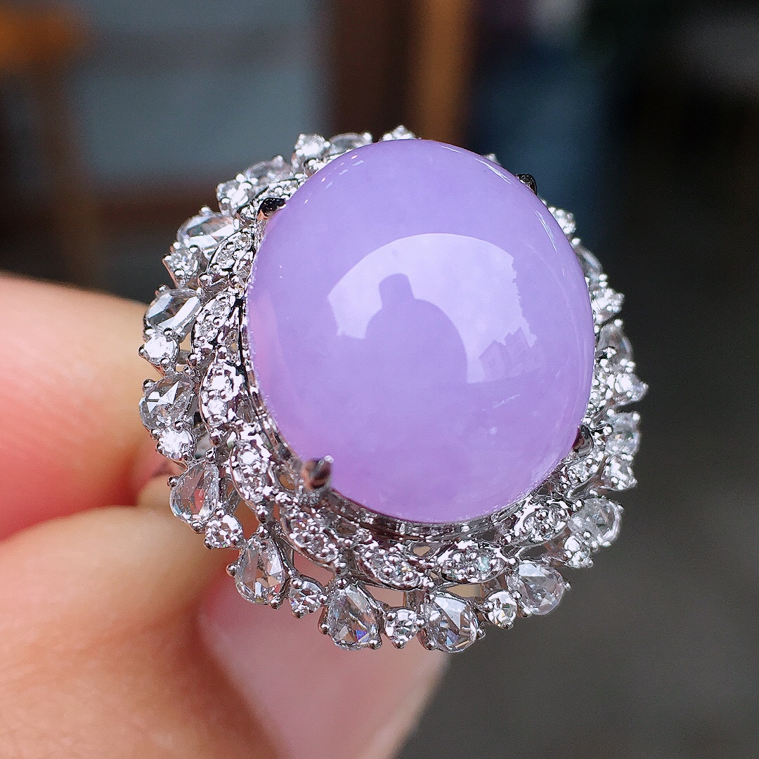 紫罗兰蛋面戒指，色泽均匀艳丽，玉质细腻，荧光感超
强，饱满圆润，尽显优雅气质，18k
金豪华镶嵌