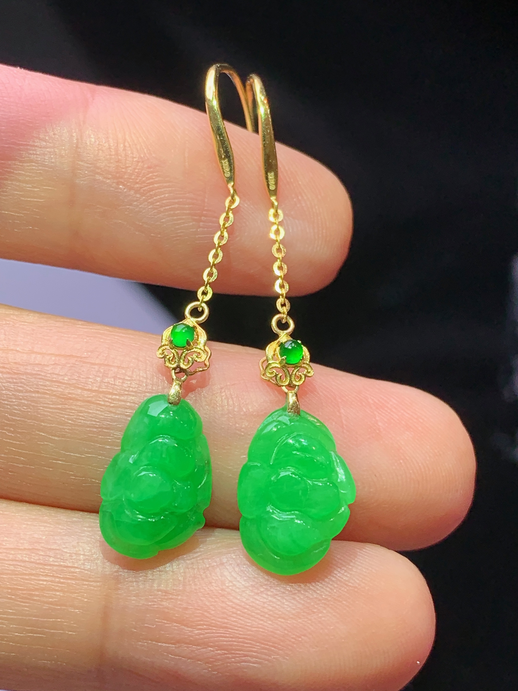 18k金镶嵌翠绿如意吊坠 玉质细腻 色泽艳丽清新 水润亮眼 整体尺寸39*8.5*3.5z1