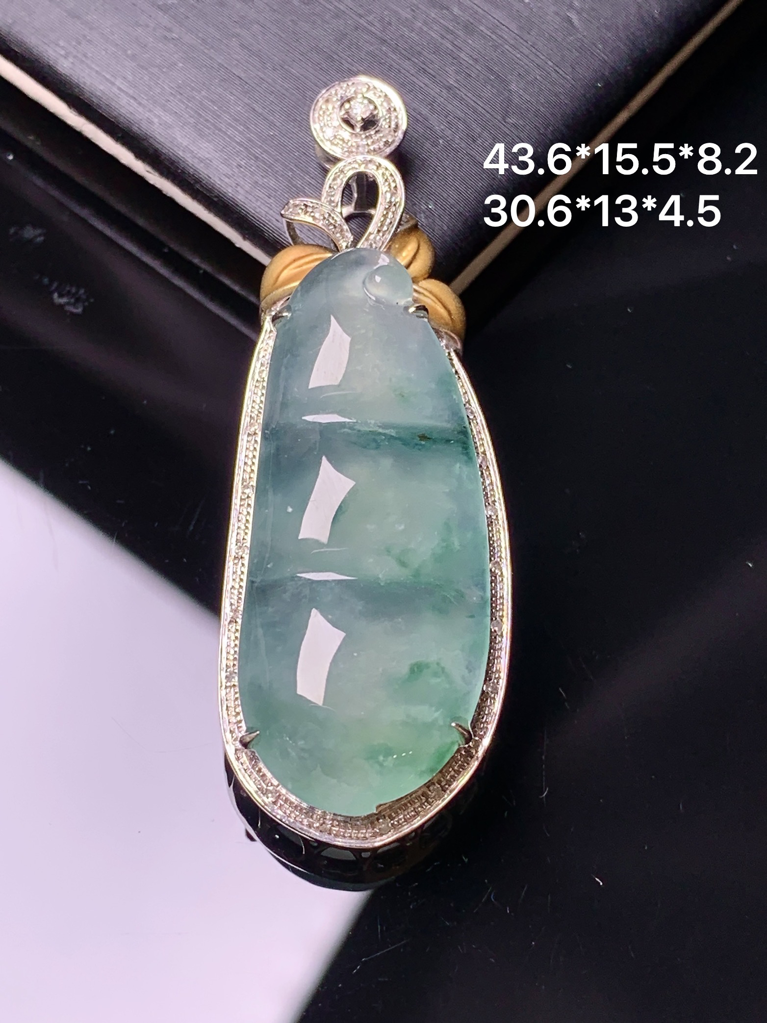 18k金钻镶嵌飘绿四季豆吊坠 玉质细腻 色泽艳丽清新 水润亮眼 整体尺寸43.6*15.5*8.2x5