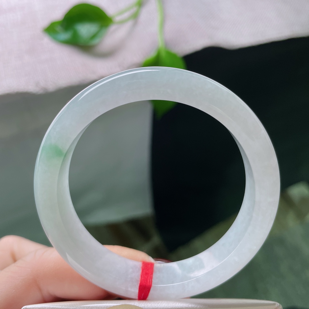 52.3/12/7.5，白底正圈，俏色点缀，腕间一抹春风绿，清澈了时光。整体，ss50054a