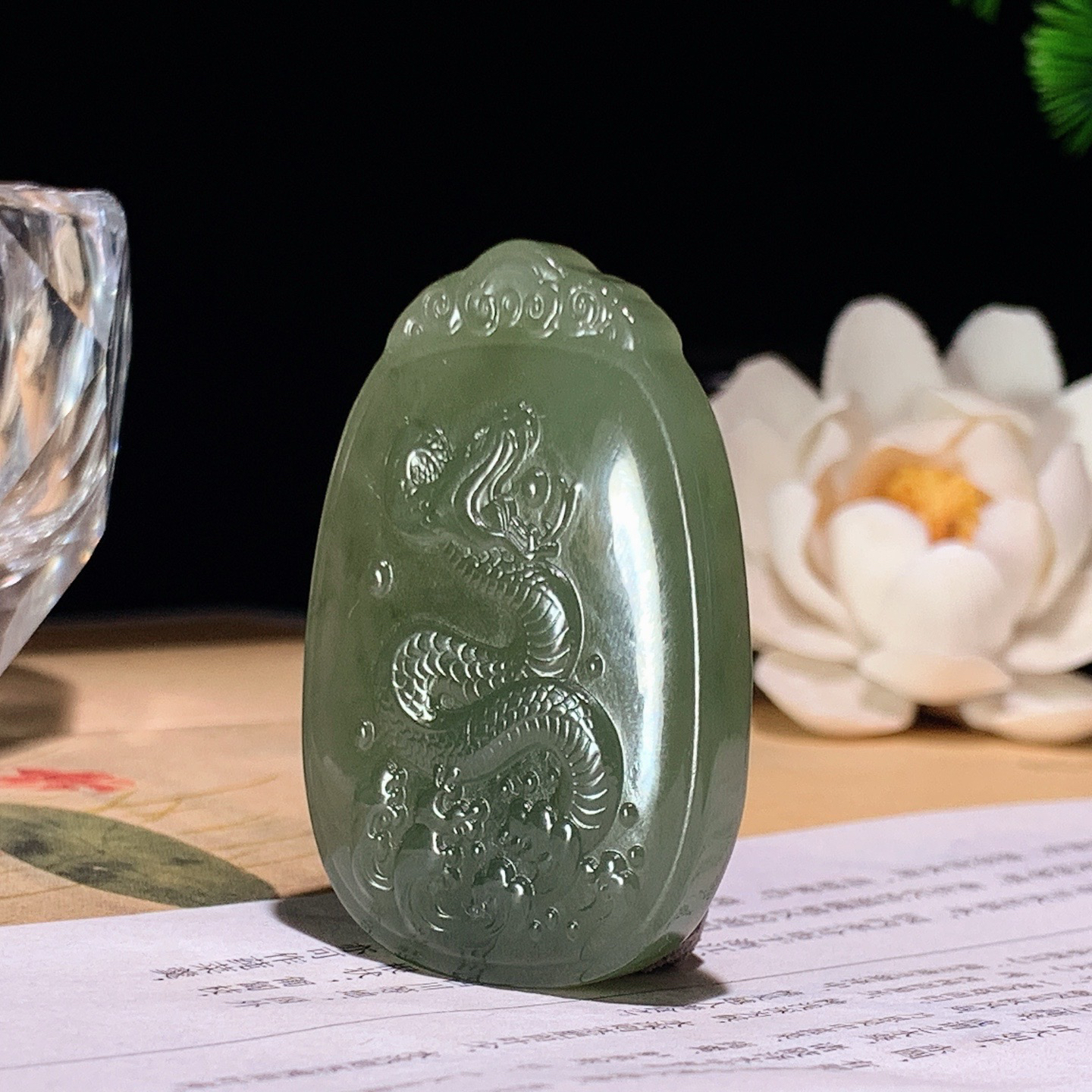 和田玉晴水富贵缠身蛇牌子挂件 尺寸47/31/9重26克 玉质细腻油润 底色纯净 脂粉好，品质好。l