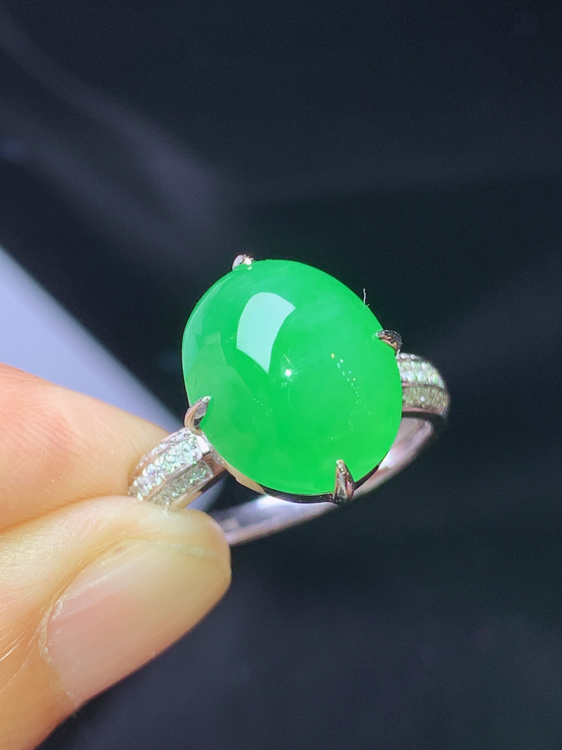 18k金钻镶嵌翠绿蛋面戒指 玉质细腻 色泽艳丽清新 水润亮眼 圈口14.5 裸石尺寸12.8*10.