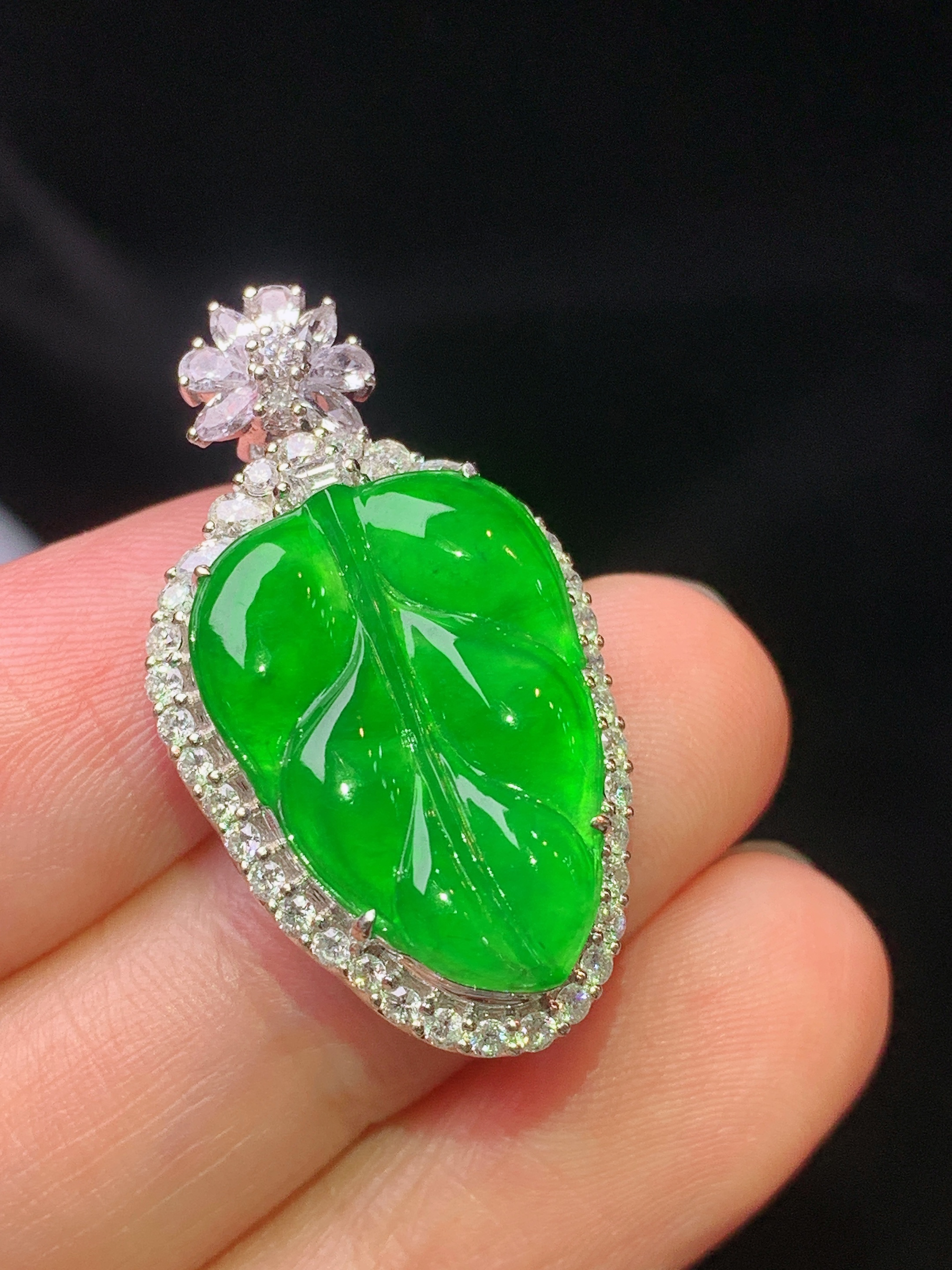 18k金钻镶嵌满绿树叶吊坠 玉质细腻 色泽艳丽清新 水润亮眼 整体尺寸30.5*16.8*9.2m4