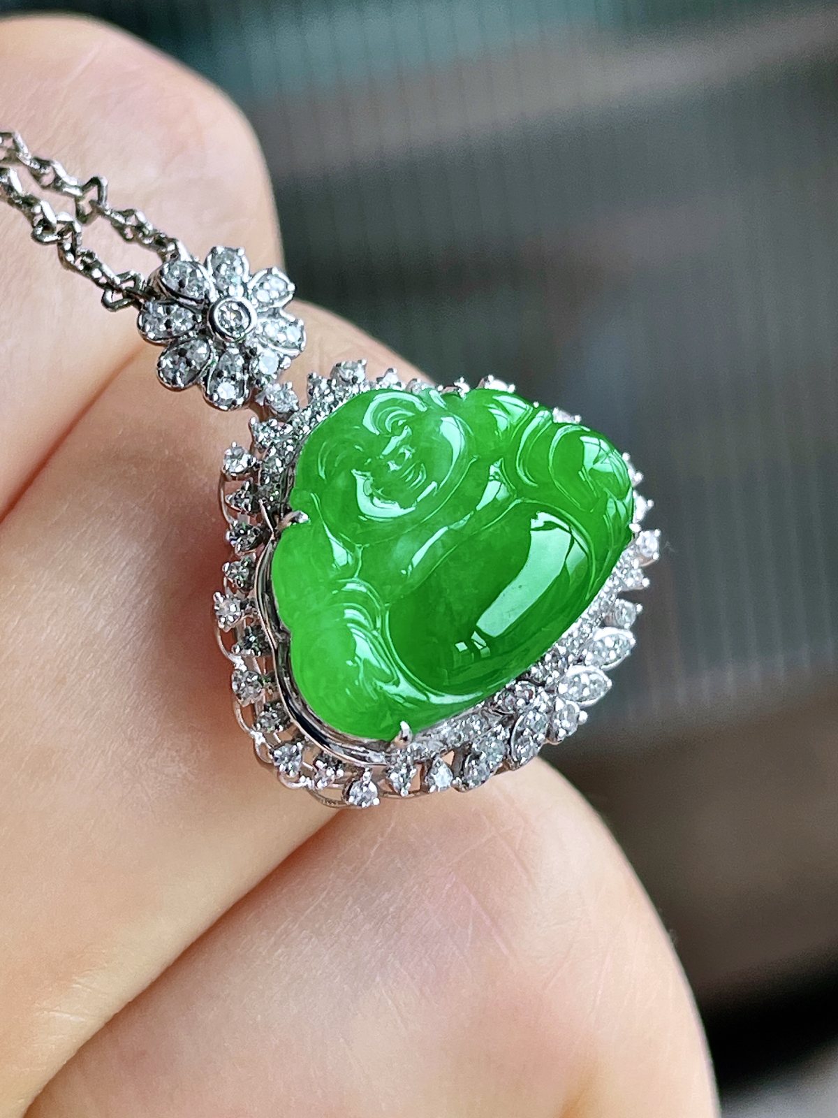 【镶嵌】冰阳绿佛公吊坠  
【说明】18k金镶嵌 性价比高  
【整体】23.3-19-8.4
【裸石】11.5-15.6-3