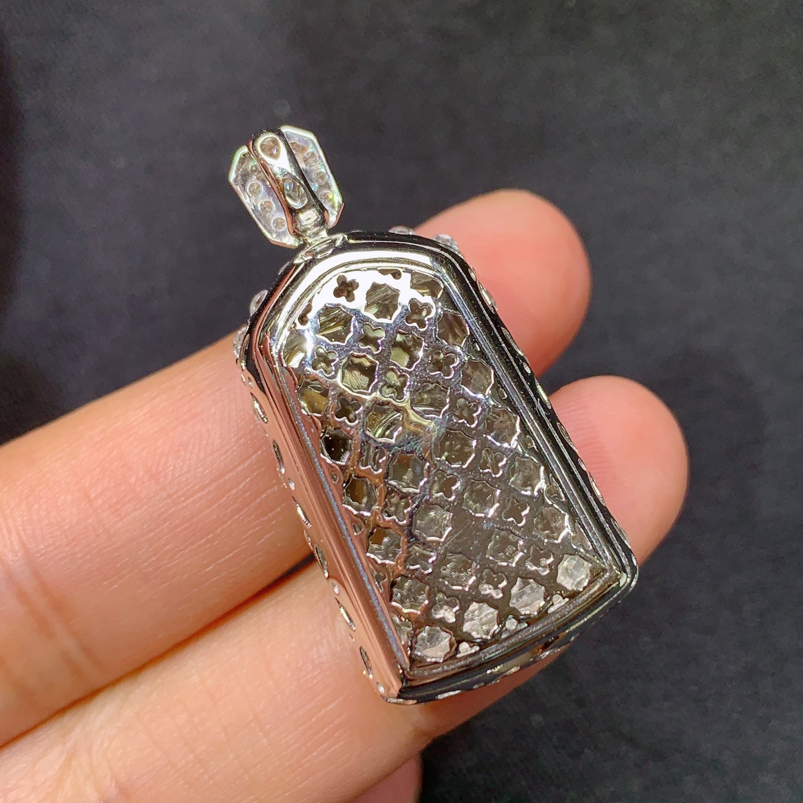 冰阳绿无事牌吊坠，18k金镶嵌，冰润色阳，种老水足，Ff 尺寸34.7*17.2*9.5