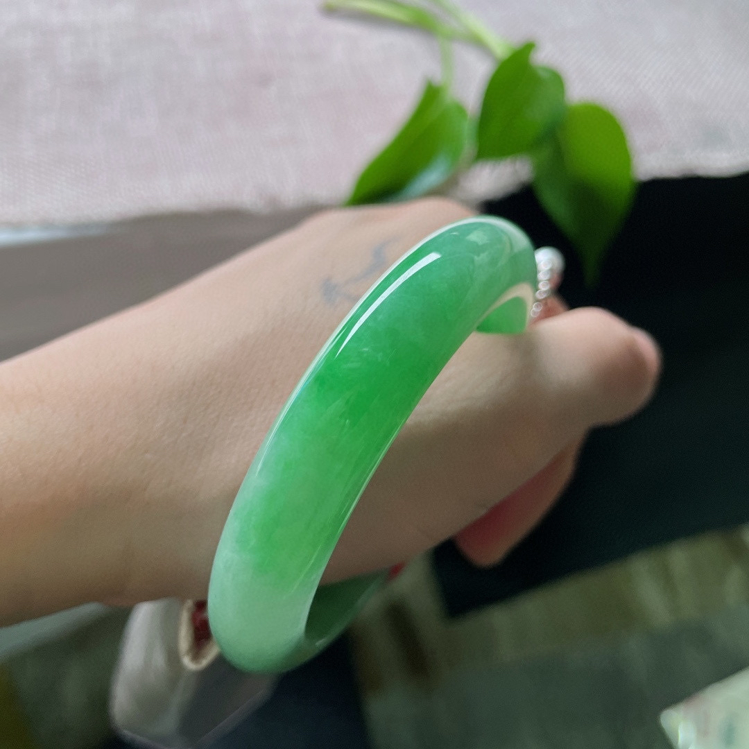 54.5/12.1/8.6，阳绿正圈，俏丽若三春之桃，水头好，种老，瑰姿艳逸