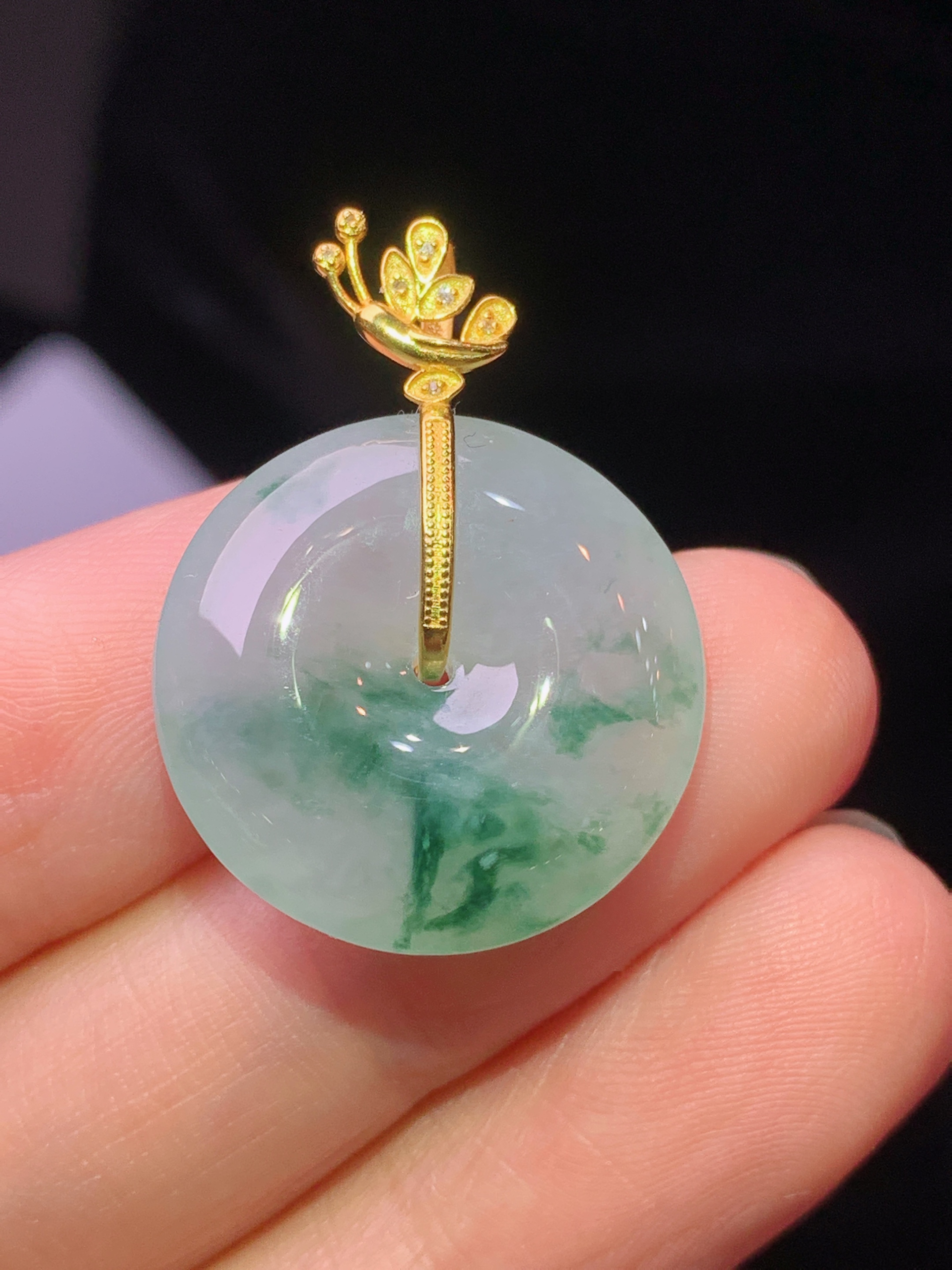 18k金钻镶嵌飘绿平安扣吊坠 玉质细腻 色泽艳丽清新 水润亮眼 整体尺寸27*20.5*6e1