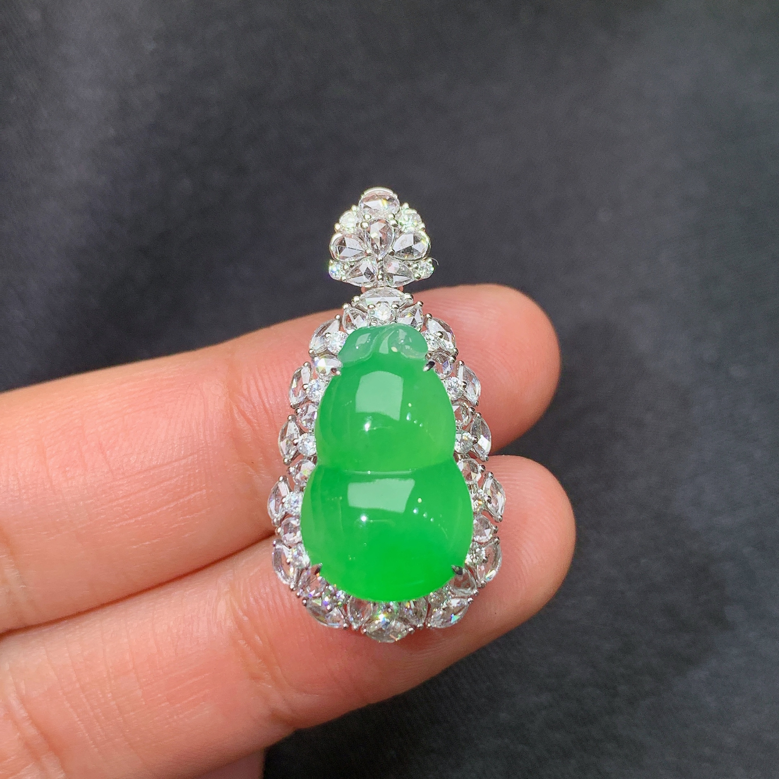 冰阳绿葫芦吊坠，18k金镶嵌，冰润色阳，玉质细腻，种水足，F2 尺寸29.1*15*11.3