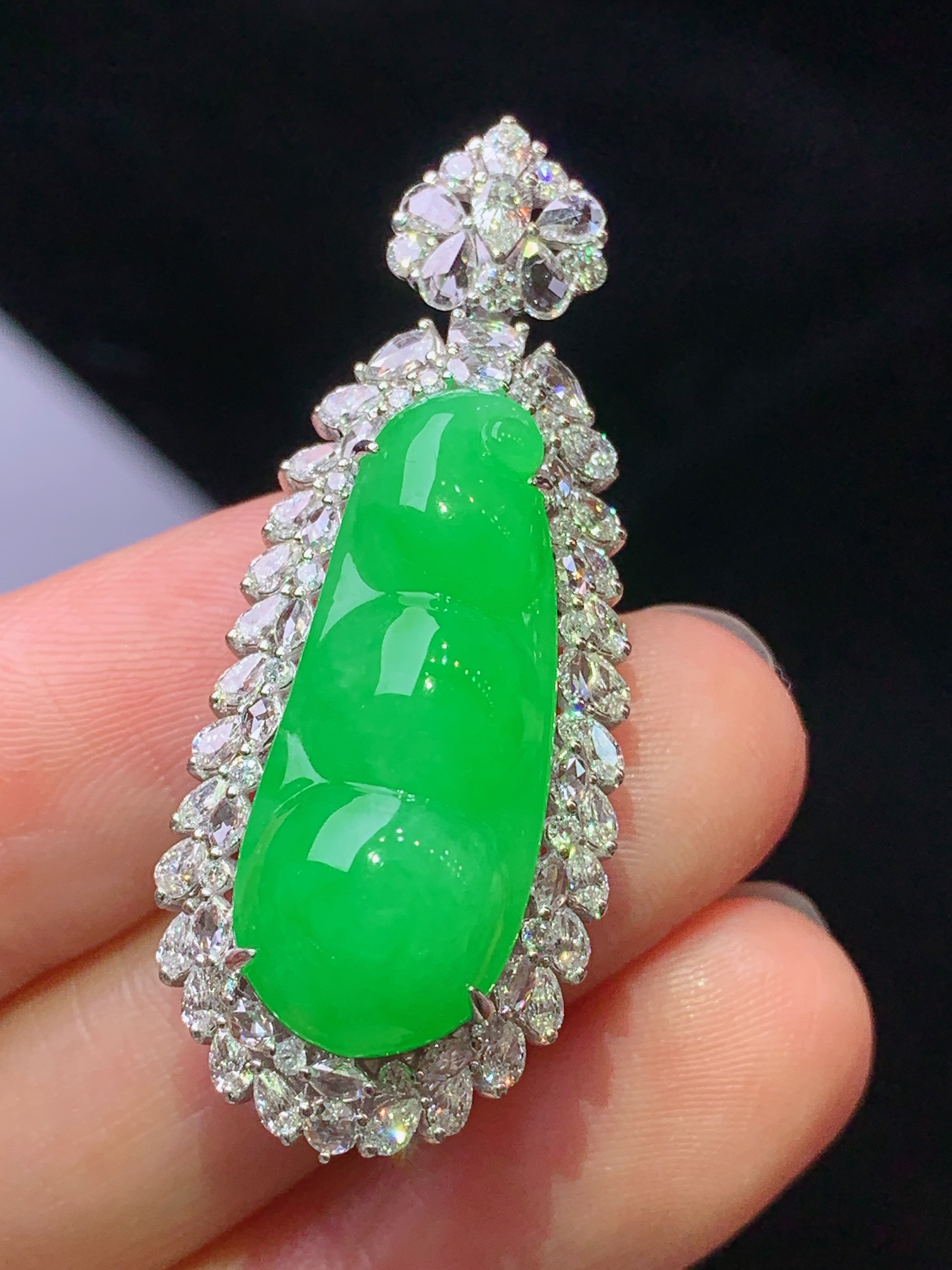 18k金钻镶嵌翠绿四季豆吊坠 玉质细腻 色泽艳丽清新 水润亮眼 整体尺寸40.8*16.6*12.8m3