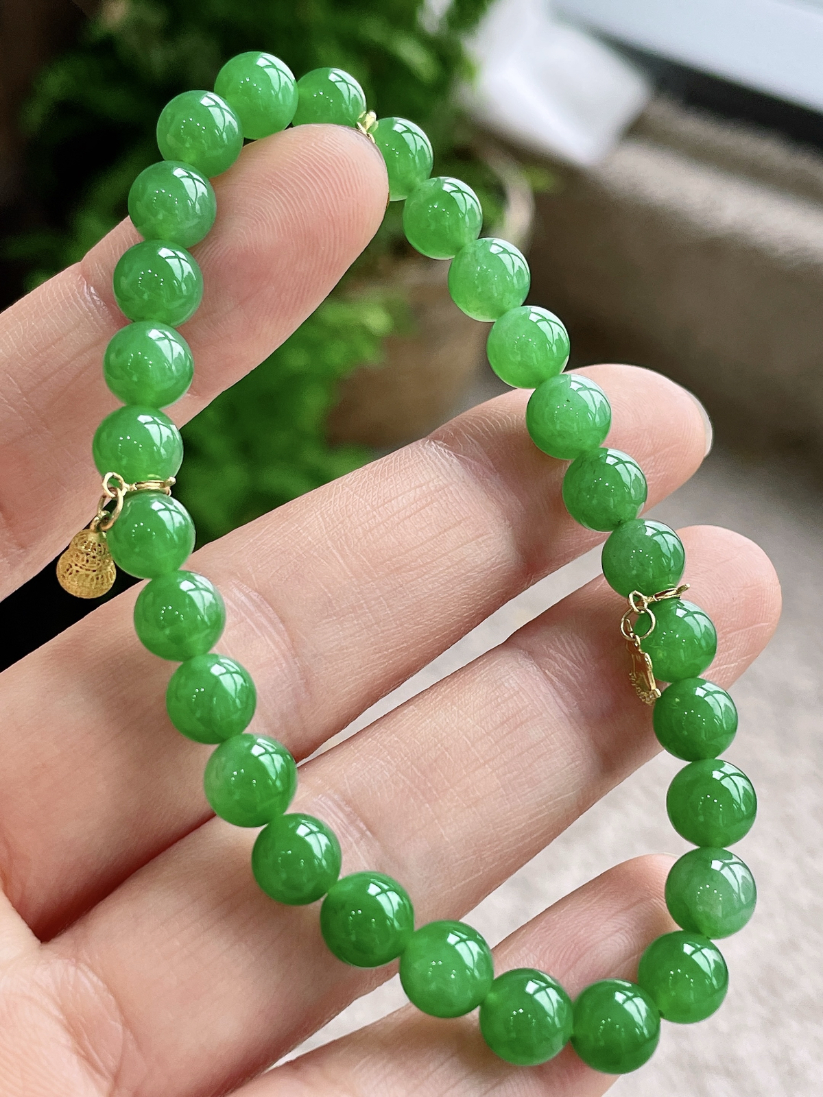 【珠子】冰阳绿手串圆珠珠子手串
【说明】缅料 18k镶嵌 性价比高  
【尺寸】6.7mm